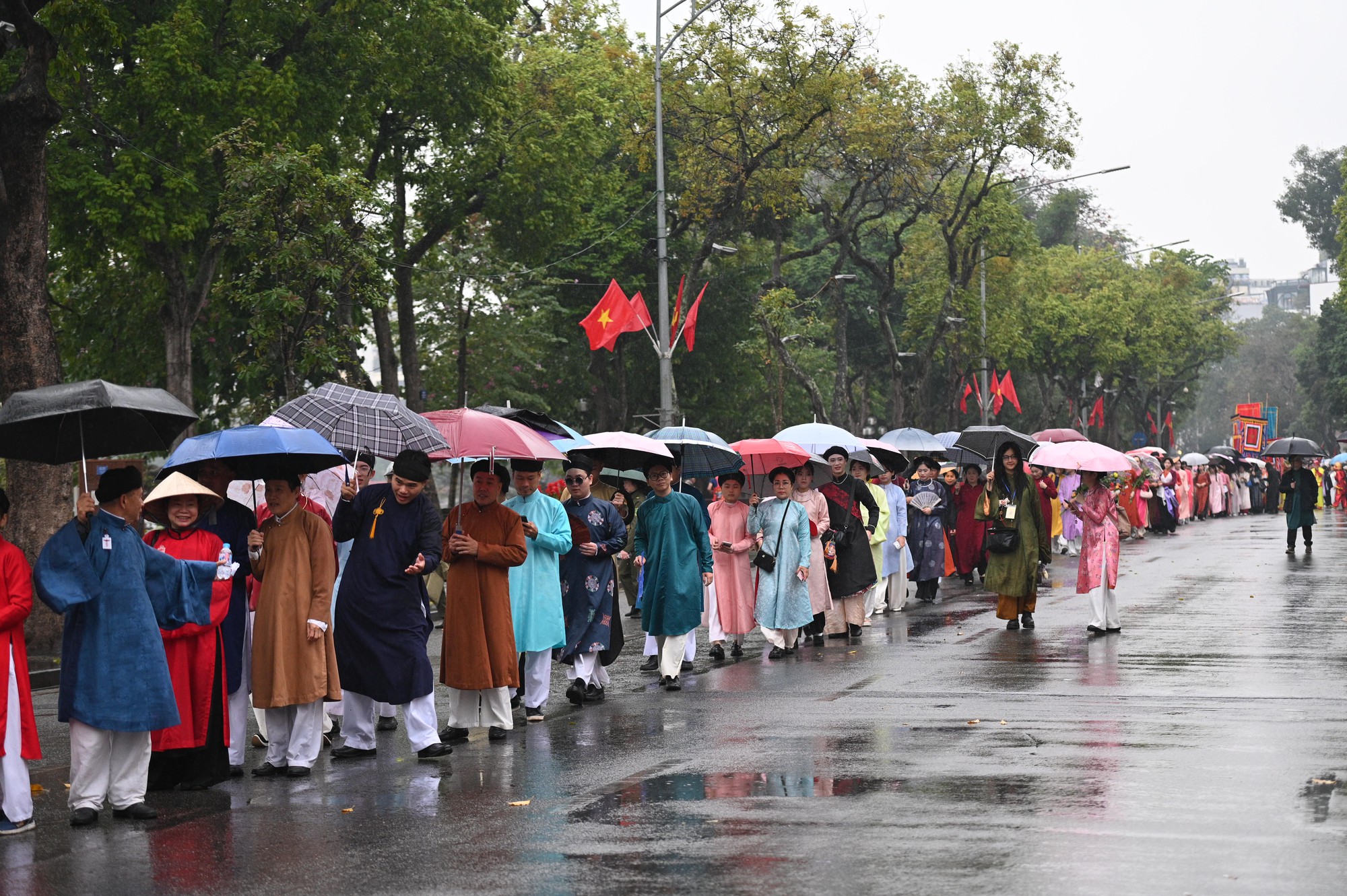 Giữa mưa r&eacute;t 15 độ, B&aacute;ch Hoa Bộ H&agrave;nh đ&atilde; tạo n&ecirc;n khung cảnh hiếm thấy giữa H&agrave; Nội- Ảnh 3.