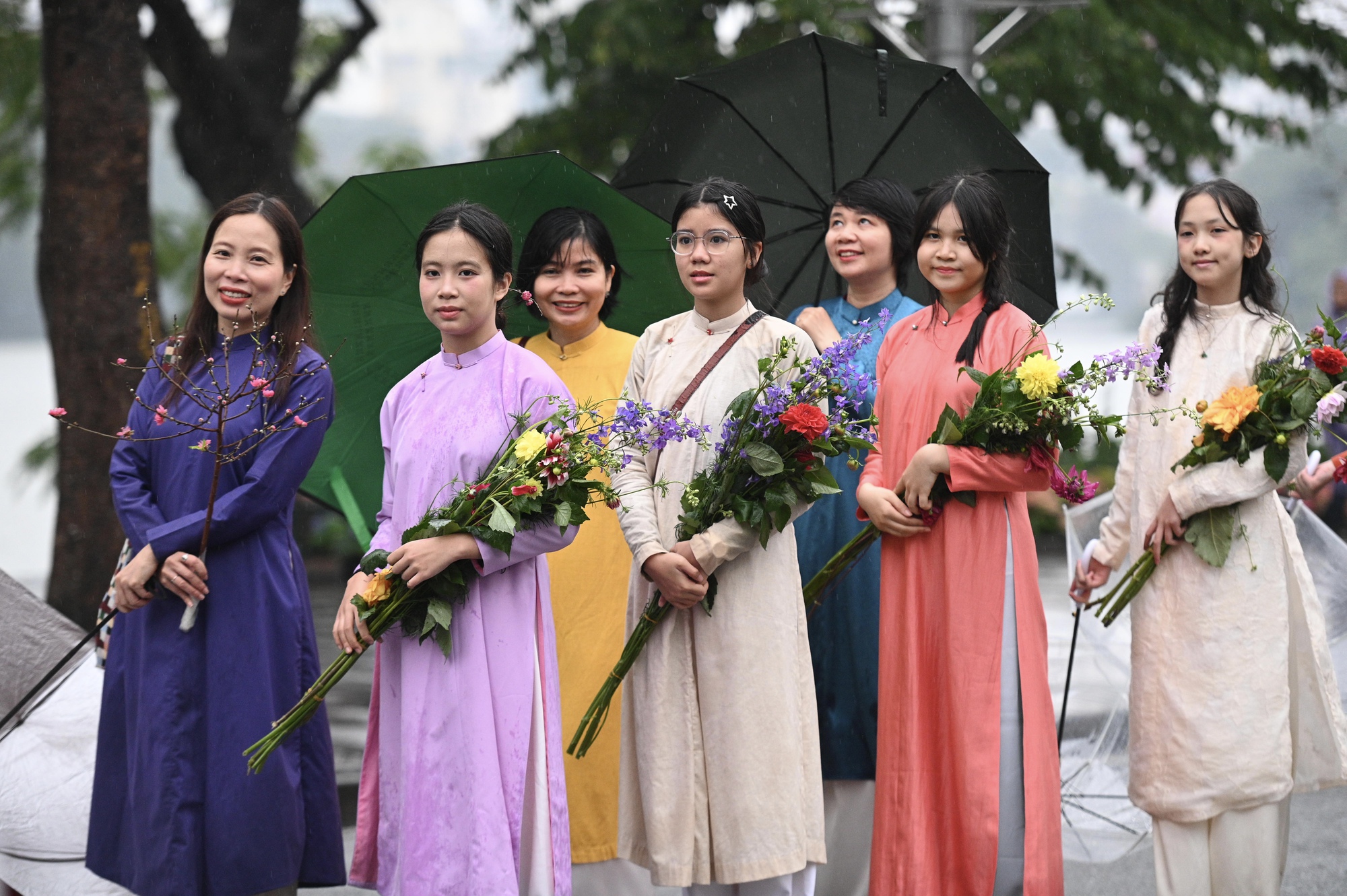 Giữa mưa r&eacute;t 15 độ, B&aacute;ch Hoa Bộ H&agrave;nh đ&atilde; tạo n&ecirc;n khung cảnh hiếm thấy giữa H&agrave; Nội- Ảnh 4.