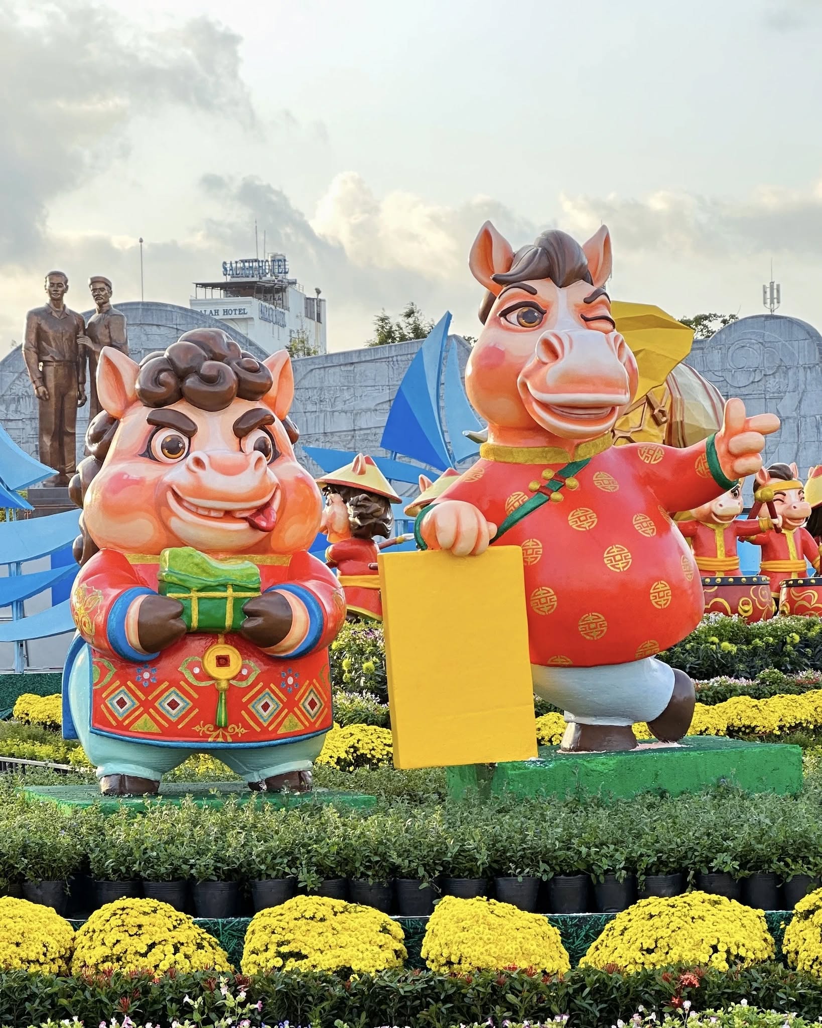 X&ocirc;n xao linh vật ngựa Tết đang trở th&agrave;nh ng&ocirc;i sao chỉ v&igrave; 