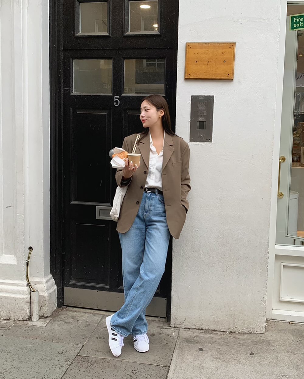 Nếu chỉ được sắm 4 đ&ocirc;i gi&agrave;y bệt trong năm 2026, th&igrave; đ&acirc;y l&agrave; những kiểu c&oacute; thể n&acirc;ng tầm cả set đồ- Ảnh 11.