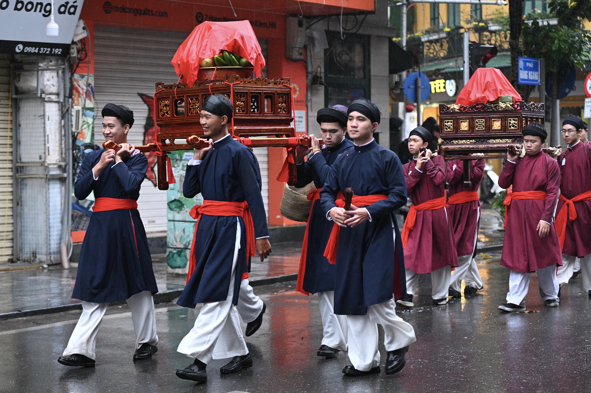 Giữa mưa r&eacute;t 15 độ, B&aacute;ch Hoa Bộ H&agrave;nh đ&atilde; tạo n&ecirc;n khung cảnh hiếm thấy giữa H&agrave; Nội- Ảnh 5.