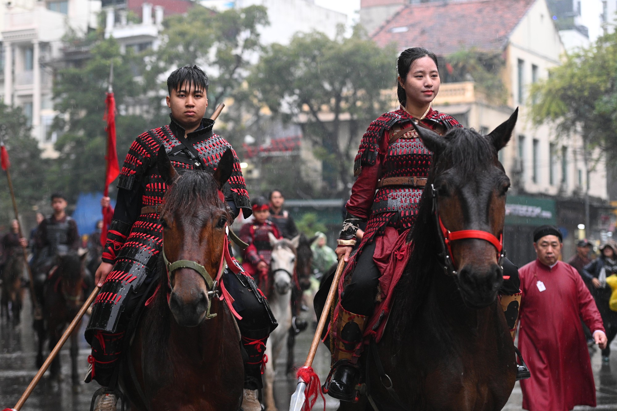 Giữa mưa r&eacute;t 15 độ, B&aacute;ch Hoa Bộ H&agrave;nh đ&atilde; tạo n&ecirc;n khung cảnh hiếm thấy giữa H&agrave; Nội- Ảnh 6.