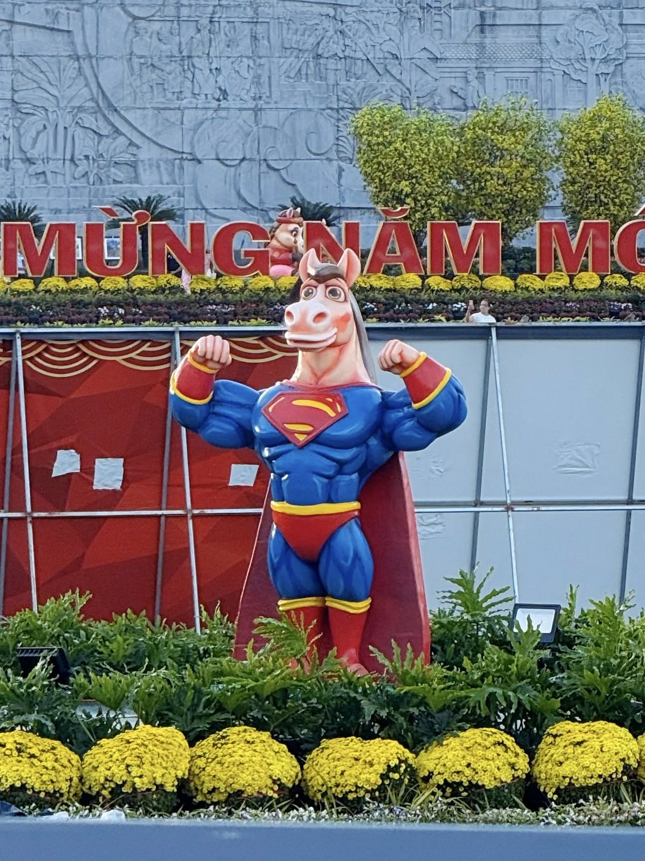 X&ocirc;n xao linh vật ngựa Tết đang trở th&agrave;nh ng&ocirc;i sao chỉ v&igrave; 