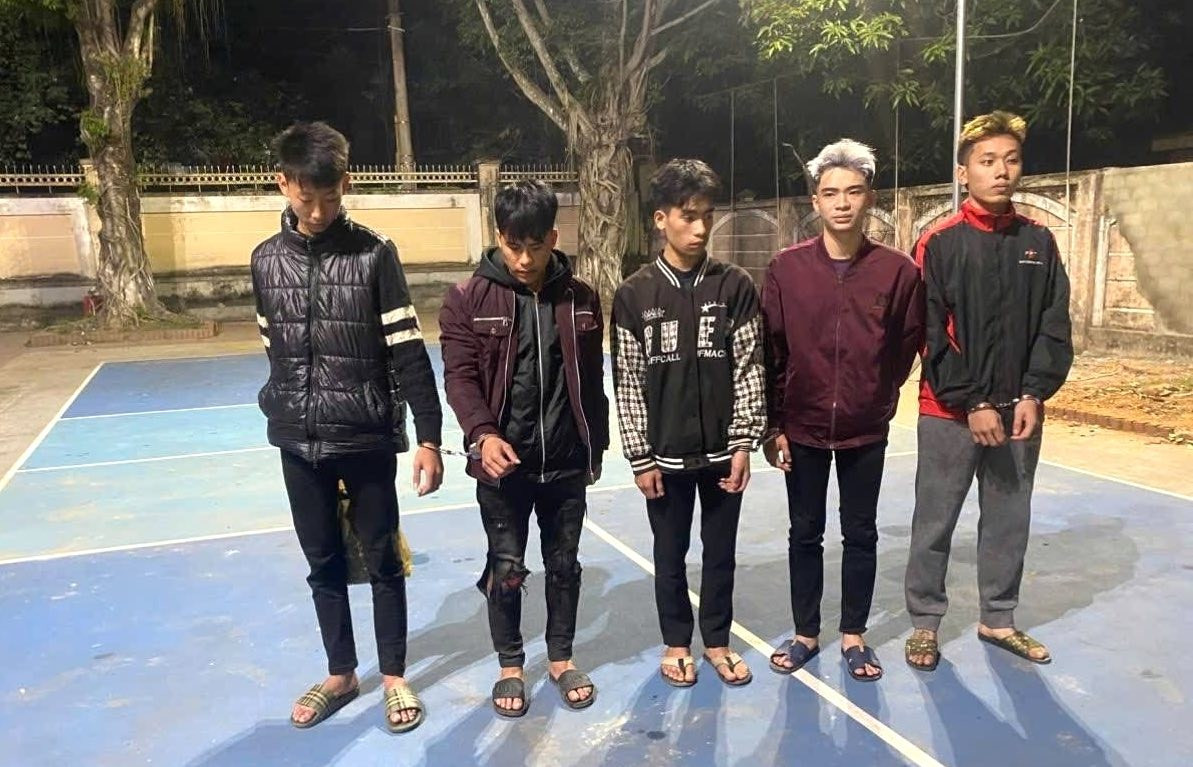 Nh&oacute;m đối tượng rượt ch&eacute;m nhau tr&ecirc;n đường rồi tr&egrave;o l&ecirc;n tầng 3 cố thủ khi bị v&acirc;y bắt- Ảnh 1.