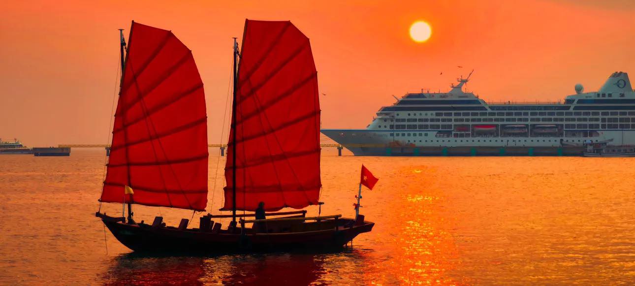 Cảnh tượng ngay l&uacute;c n&agrave;y tr&ecirc;n vịnh Hạ Long: Sau gần 30 năm mới thấy lại, nhiều người kh&ocirc;ng tin v&agrave;o mắt m&igrave;nh- Ảnh 8.