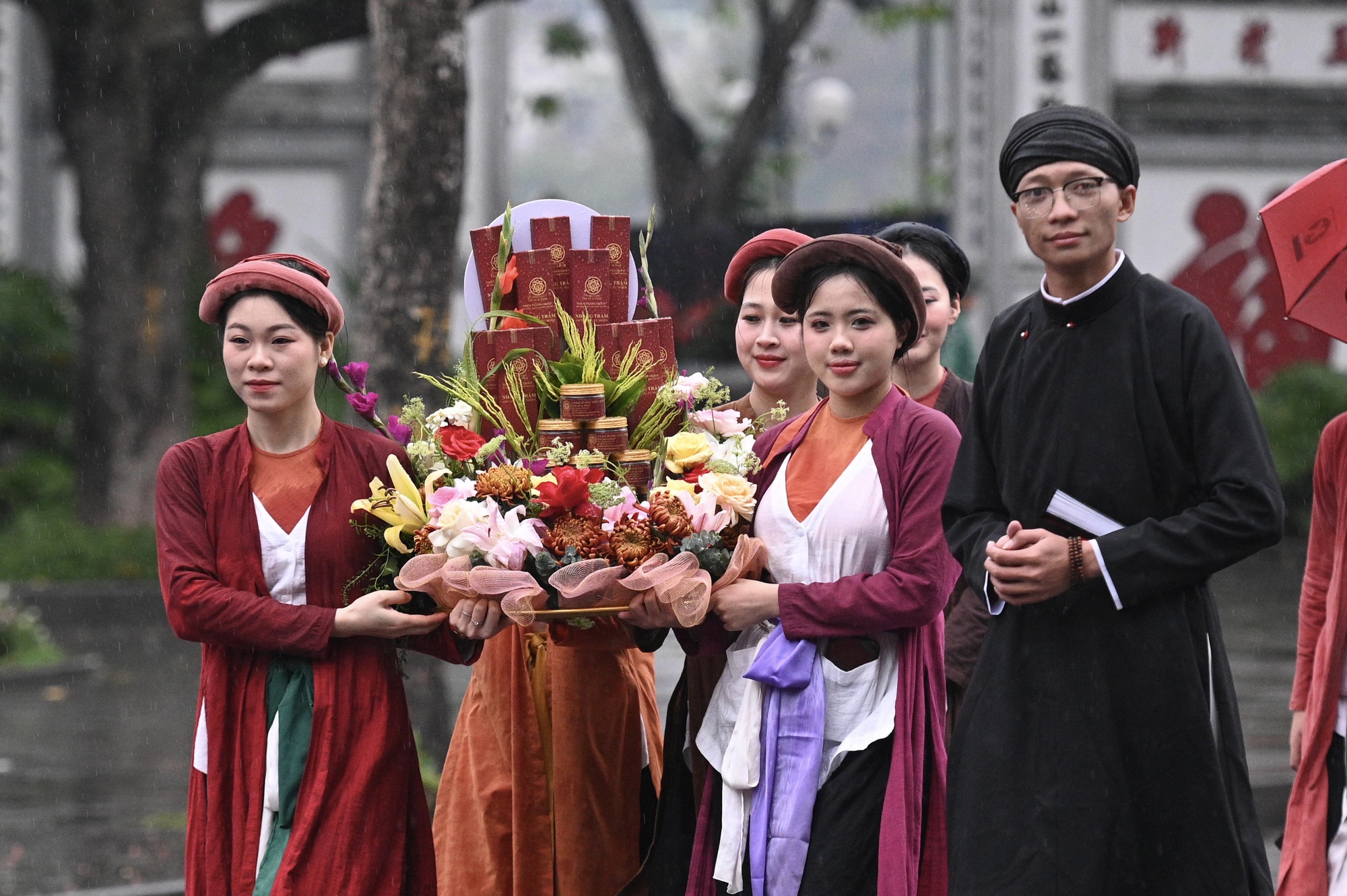 Giữa mưa r&eacute;t 15 độ, B&aacute;ch Hoa Bộ H&agrave;nh đ&atilde; tạo n&ecirc;n khung cảnh hiếm thấy giữa H&agrave; Nội- Ảnh 7.