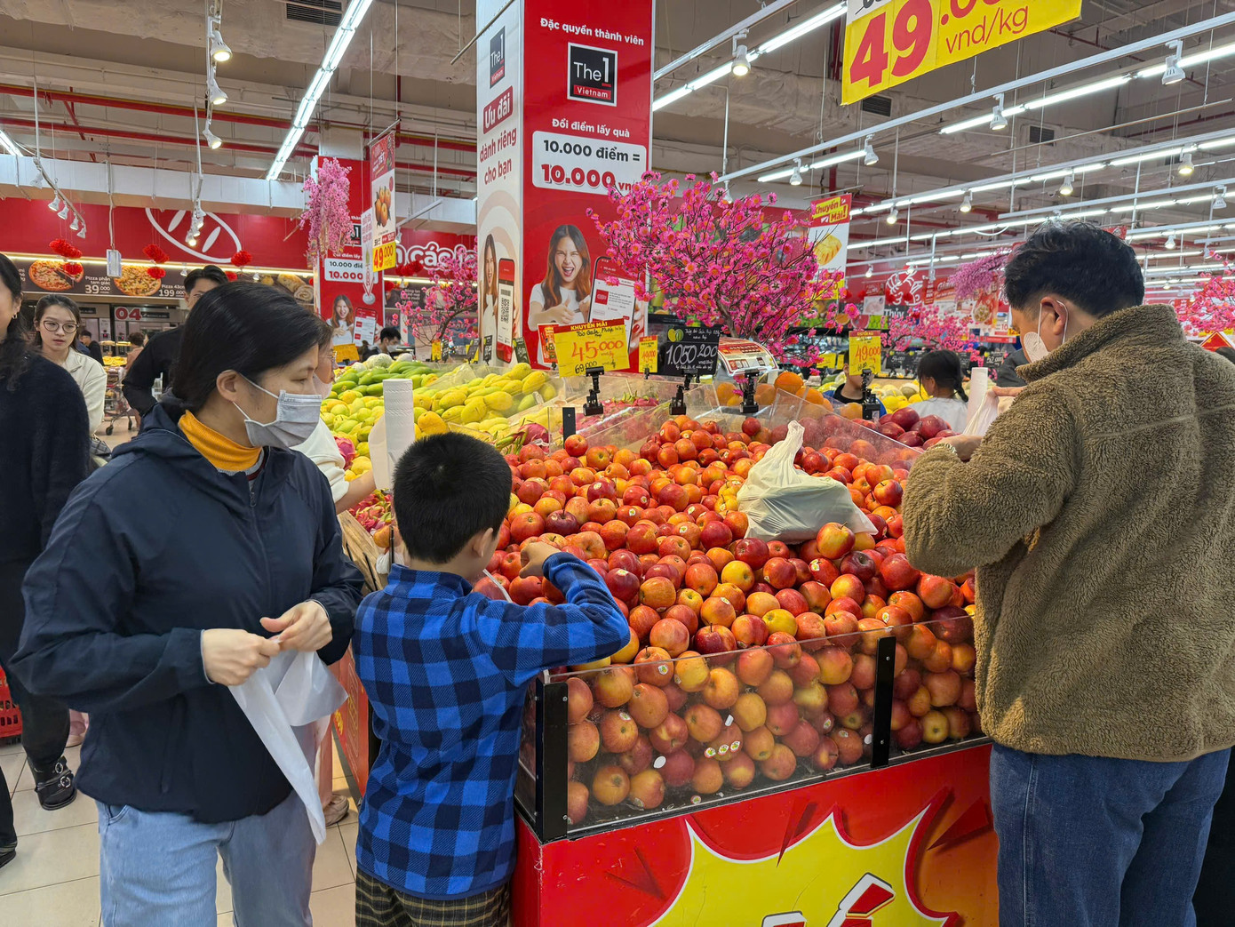 Cảnh lạ l&ugrave;ng tại si&ecirc;u thị, trung t&acirc;m thương mại H&agrave; Nội &aacute;p Tết- Ảnh 2.