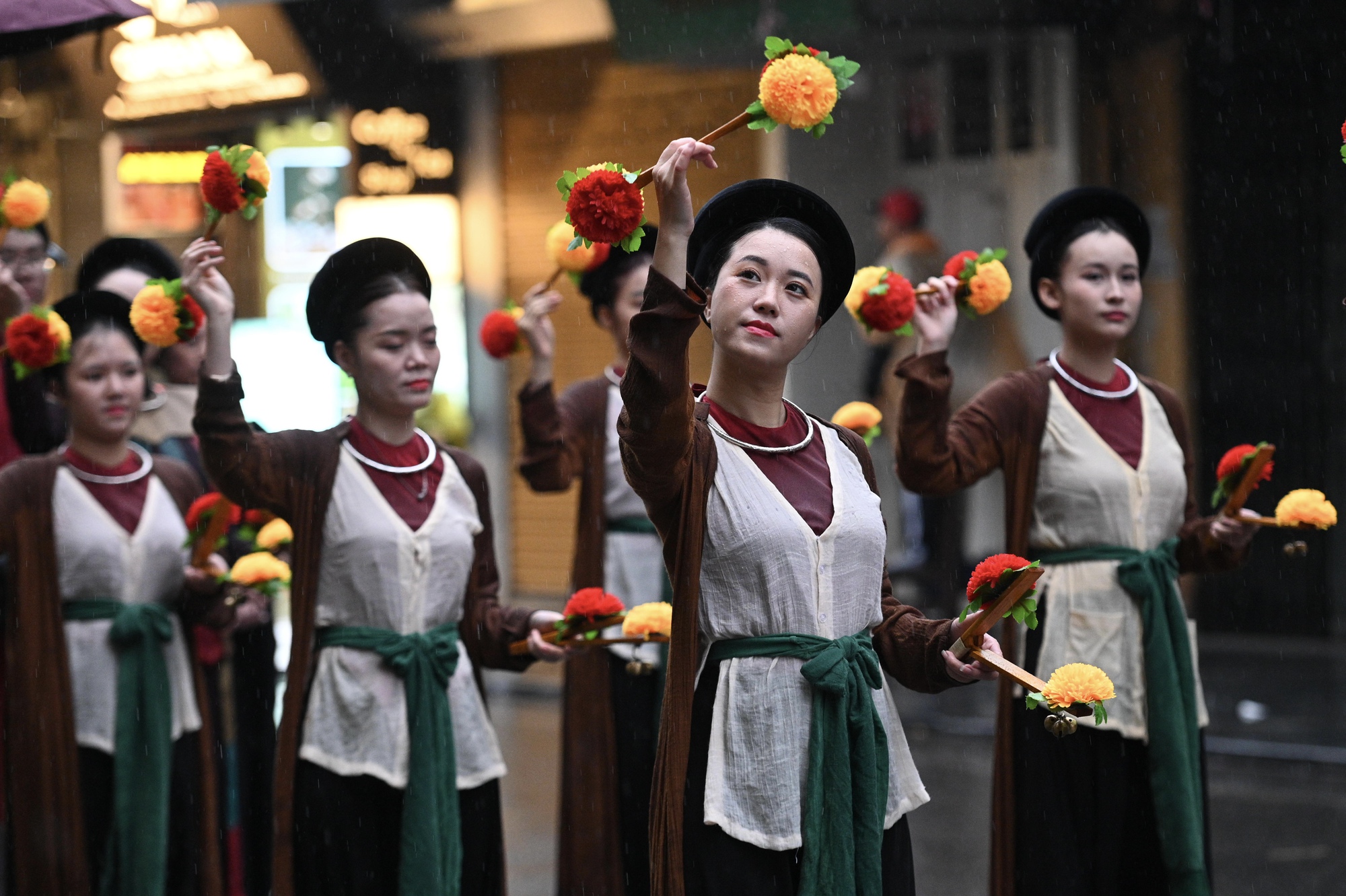 Giữa mưa r&eacute;t 15 độ, B&aacute;ch Hoa Bộ H&agrave;nh đ&atilde; tạo n&ecirc;n khung cảnh hiếm thấy giữa H&agrave; Nội- Ảnh 8.