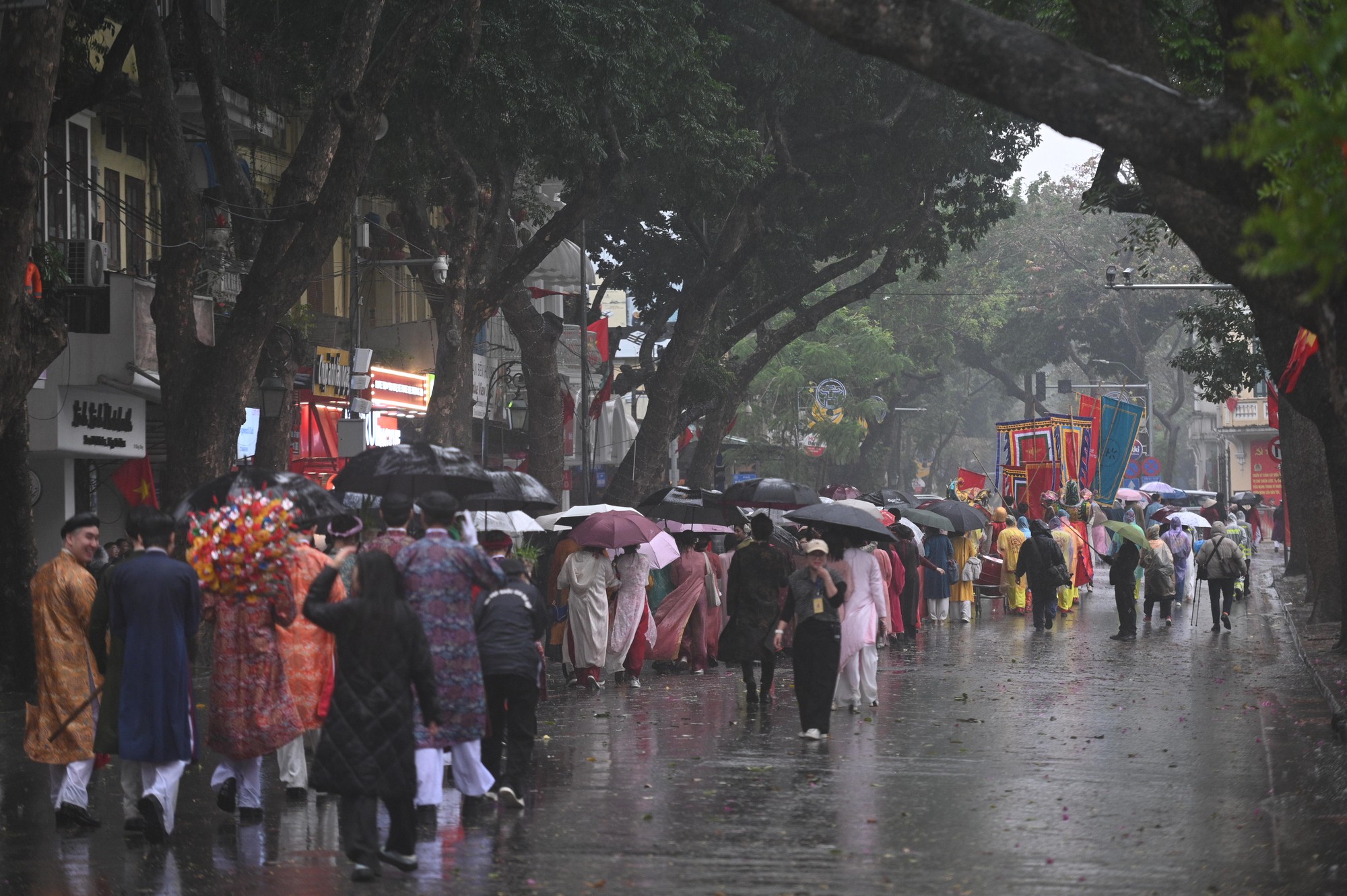 Giữa mưa r&eacute;t 15 độ, B&aacute;ch Hoa Bộ H&agrave;nh đ&atilde; tạo n&ecirc;n khung cảnh hiếm thấy giữa H&agrave; Nội- Ảnh 9.