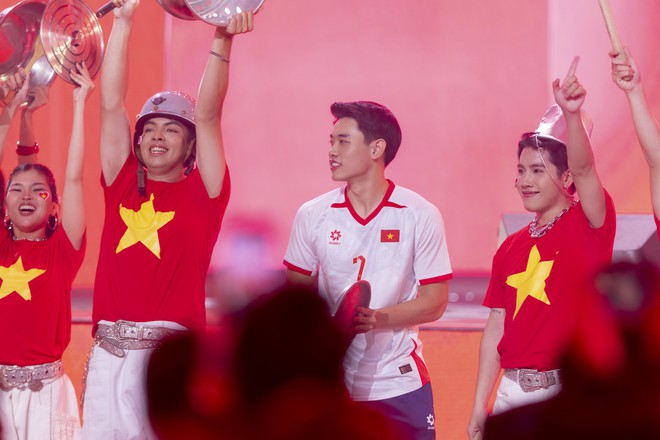 T&oacute;m Đức Ph&uacute;c - Đ&igrave;nh Bắc tr&ograve; chuyện r&ocirc;m rả ở WeChoice Awards, 1 chi tiết lạ được netizen b&agrave;n t&aacute;n kh&ocirc;ng ngớt- Ảnh 6.