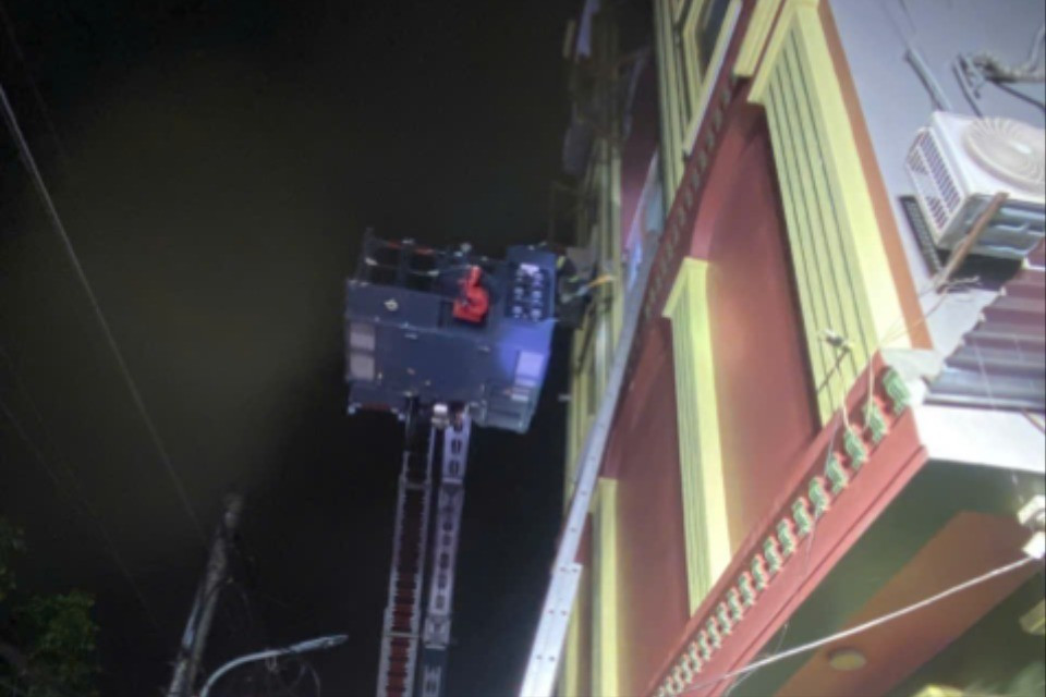 Ch&aacute;y qu&aacute;n c&agrave; ph&ecirc; ca nhạc ở H&agrave; Nội, cảnh s&aacute;t giải cứu 15 người tho&aacute;t nạn- Ảnh 2.