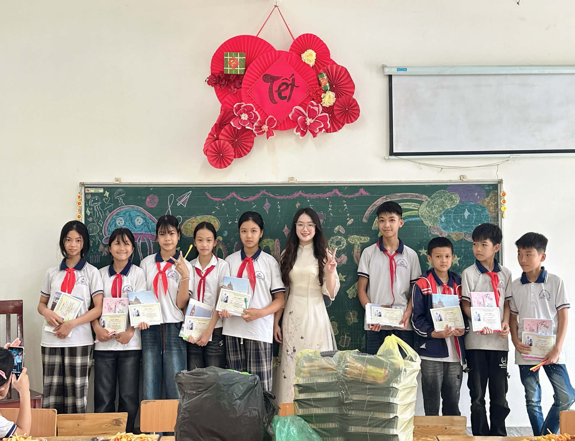 "Tết thầy c&ocirc; được nghỉ, sao học sinh vẫn phải l&agrave;m b&agrave;i tập?"- Ảnh 2.