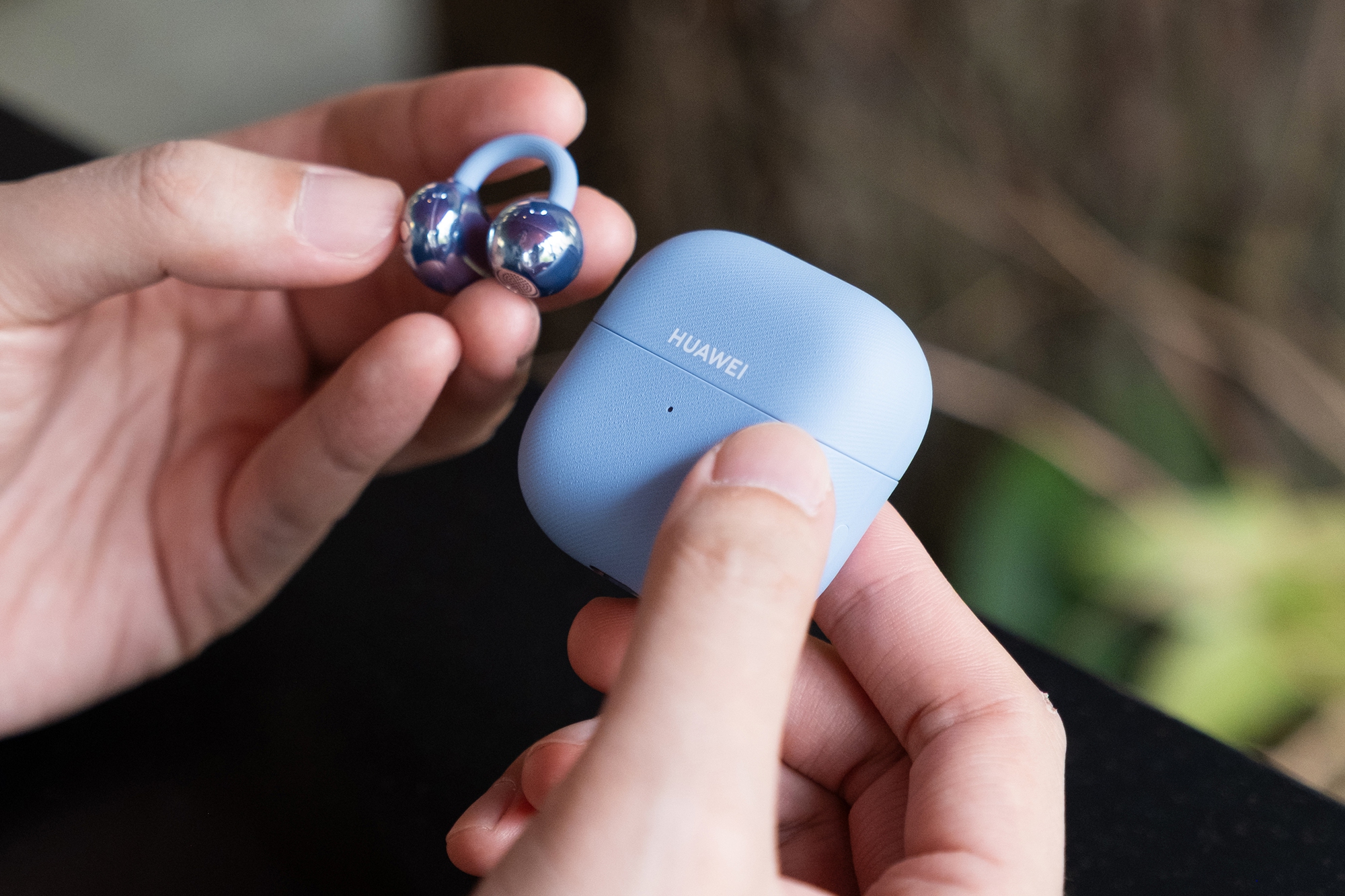 Trải nghiệm sau 2 tuần d&ugrave;ng mẫu tai nghe thiết kế mở, đeo như phụ kiện, gi&aacute; 3,99 triệu đồng- Ảnh 1.