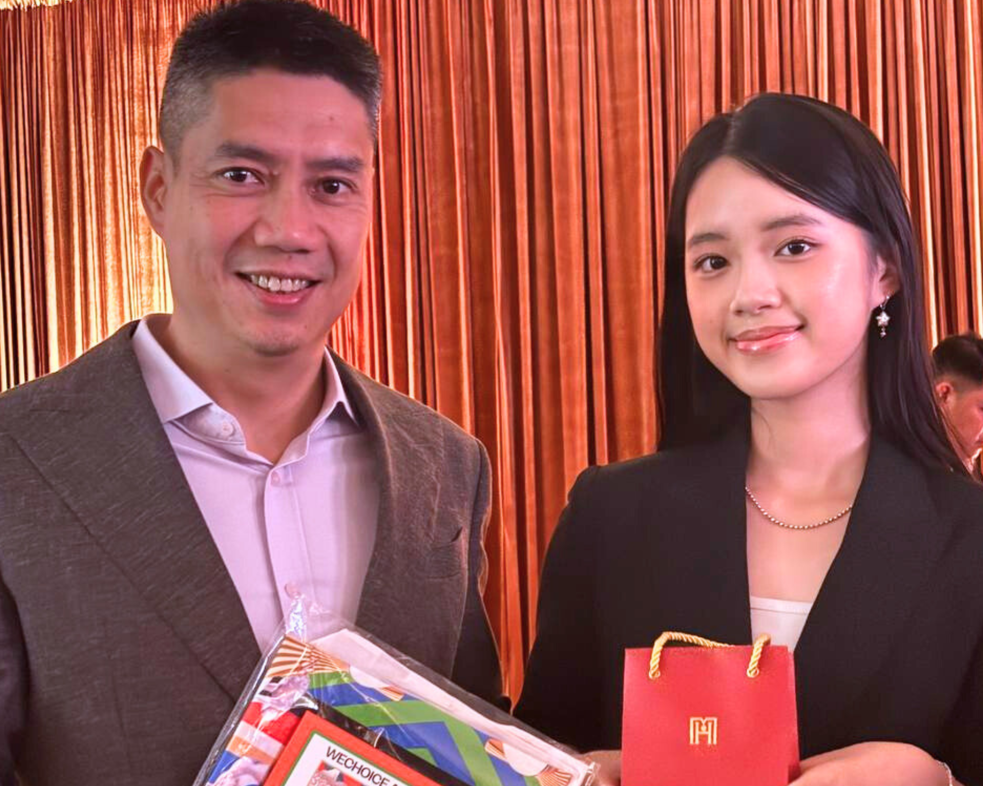 Ch&aacute;u g&aacute;i HLV Mai Đức Chung khoe visual xinh đẹp, tự h&agrave;o v&agrave; kh&acirc;m phục khi &ocirc;ng nội l&agrave; Đại sứ truyền cảm hứng WeChoice Awards- Ảnh 2.