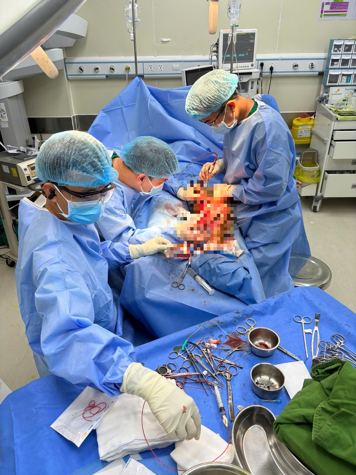 B&aacute;c sĩ TP HCM "gi&agrave;nh lại" đ&ocirc;i ch&acirc;n cho thầy gi&aacute;o Campuchia- Ảnh 1.