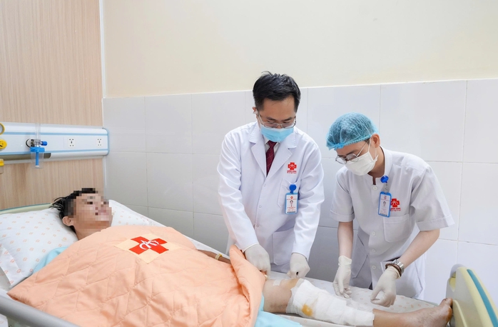 B&aacute;c sĩ TP HCM "gi&agrave;nh lại" đ&ocirc;i ch&acirc;n cho thầy gi&aacute;o Campuchia- Ảnh 2.