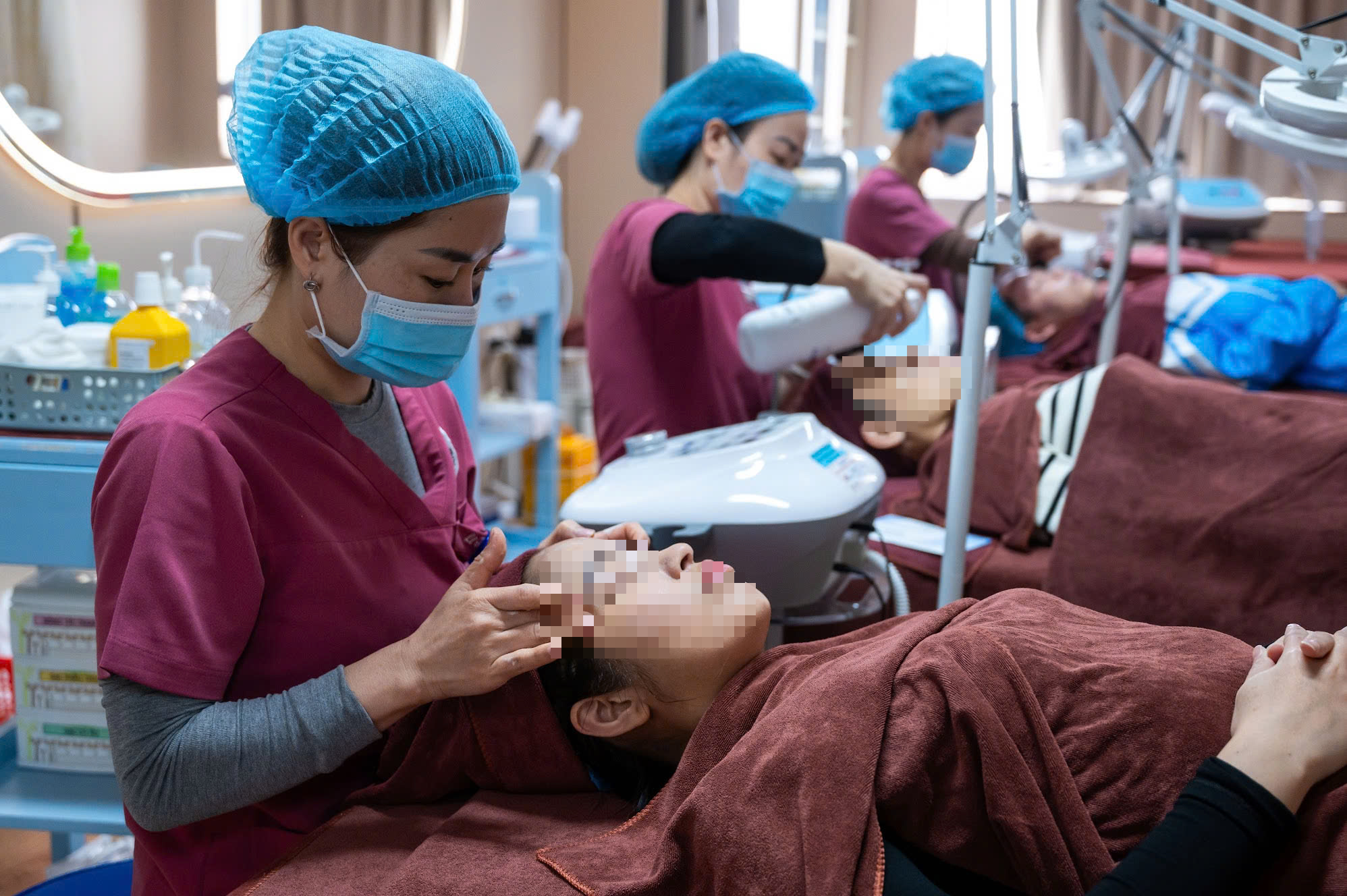 Tin quảng c&aacute;o &ldquo;bật t&ocirc;ng nhanh&rdquo;, nhiều người biến dạng mặt v&igrave; l&agrave;m đẹp cận Tết- Ảnh 4.