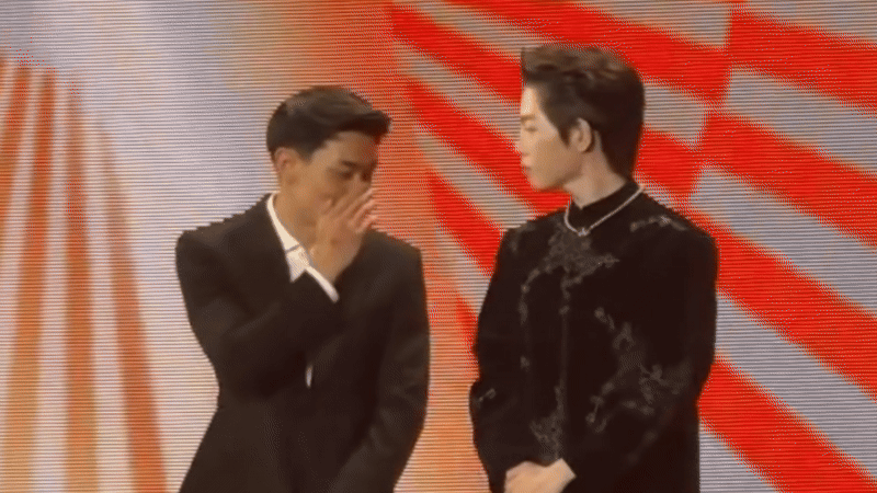 T&oacute;m Đức Ph&uacute;c - Đ&igrave;nh Bắc tr&ograve; chuyện r&ocirc;m rả ở WeChoice Awards, 1 chi tiết lạ được netizen b&agrave;n t&aacute;n kh&ocirc;ng ngớt- Ảnh 1.