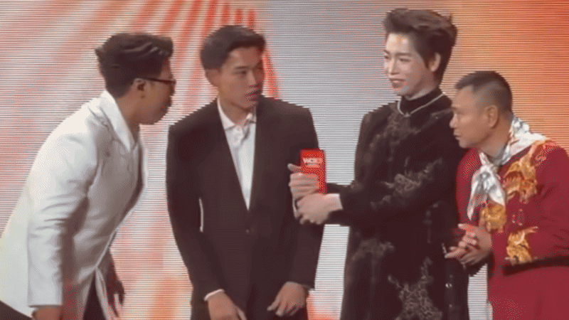 T&oacute;m Đức Ph&uacute;c - Đ&igrave;nh Bắc tr&ograve; chuyện r&ocirc;m rả ở WeChoice Awards, 1 chi tiết lạ được netizen b&agrave;n t&aacute;n kh&ocirc;ng ngớt- Ảnh 4.