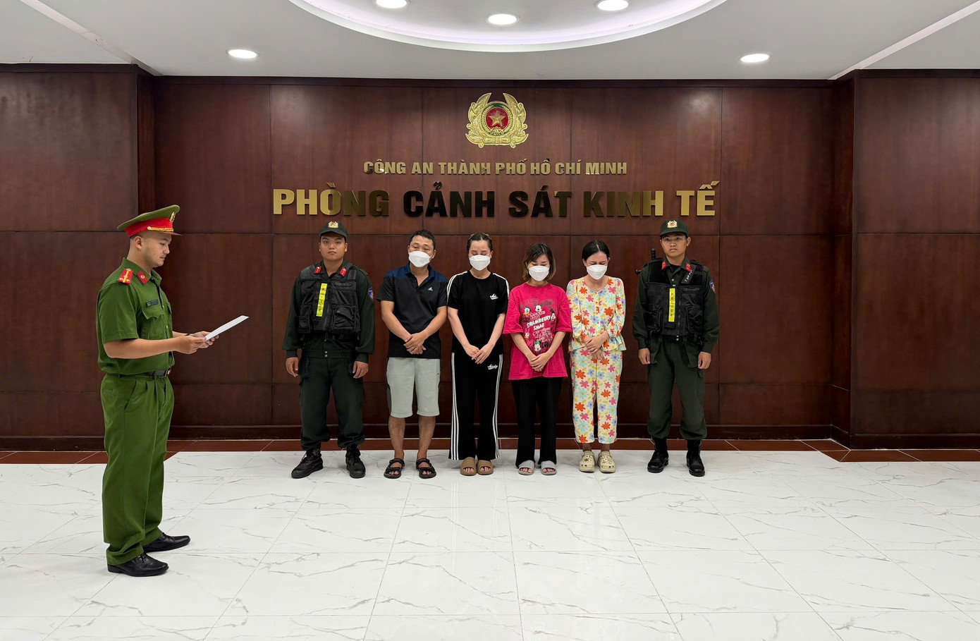 C&aacute;c tổ c&ocirc;ng t&aacute;c đồng loạt kh&aacute;m x&eacute;t nhiều kho h&agrave;ng, bắt giữ b&agrave; chủ L&ecirc; Thị Kim Tuyến v&agrave; 3 người- Ảnh 1.