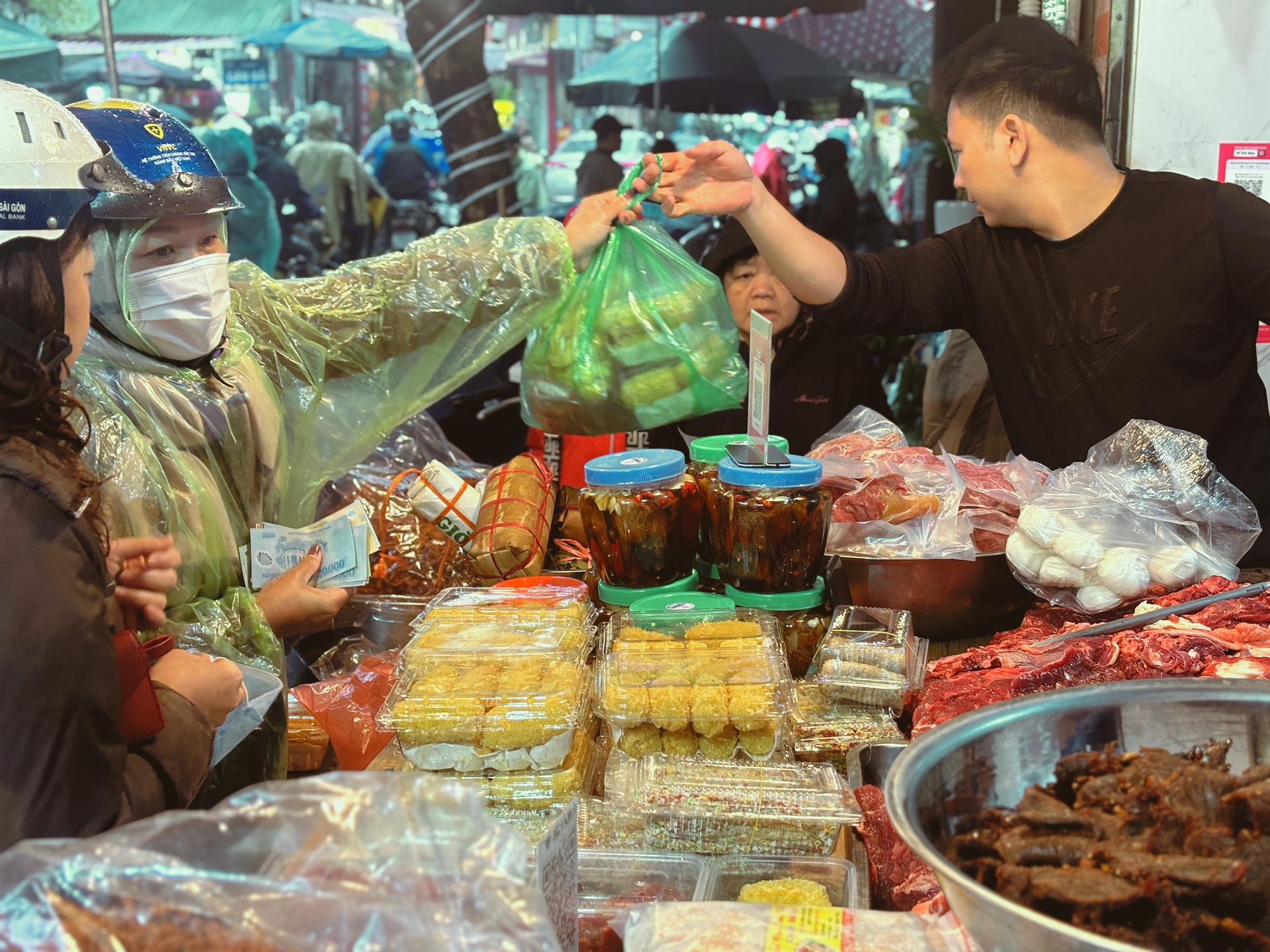 Ng&agrave;y 22 th&aacute;ng Chạp: Chợ H&agrave;ng B&egrave; đ&ocirc;ng kh&ocirc;ng lối tho&aacute;t bất chấp mưa r&eacute;t, "điểm n&oacute;ng" vẫn l&agrave; khu h&agrave;ng g&agrave; luộc!- Ảnh 2.