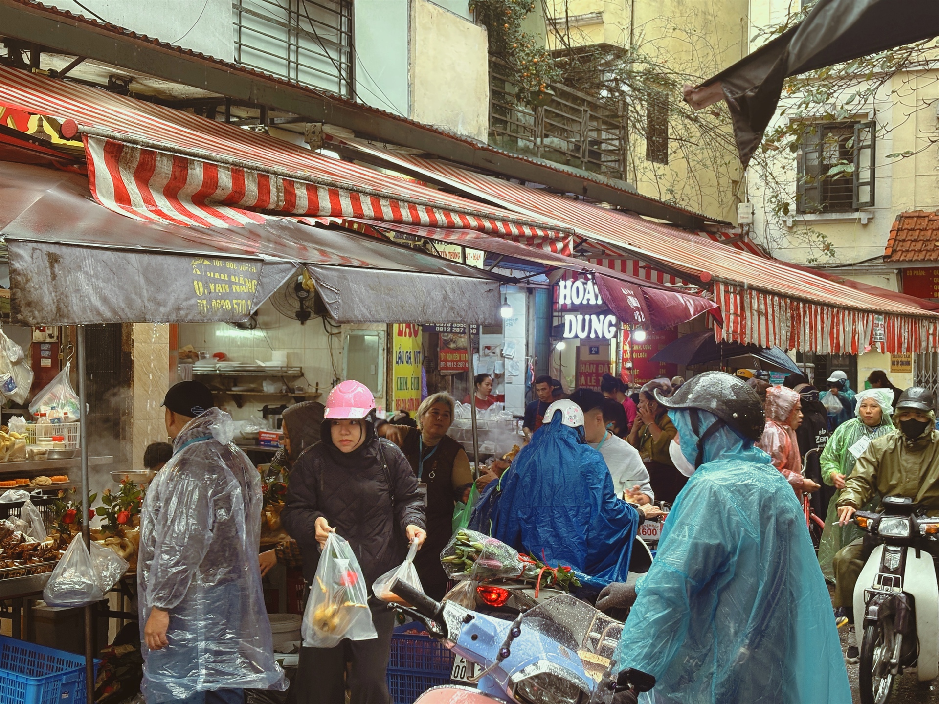 Ng&agrave;y 22 th&aacute;ng Chạp: Chợ H&agrave;ng B&egrave; đ&ocirc;ng kh&ocirc;ng lối tho&aacute;t bất chấp mưa r&eacute;t, "điểm n&oacute;ng" vẫn l&agrave; khu h&agrave;ng g&agrave; luộc!- Ảnh 7.