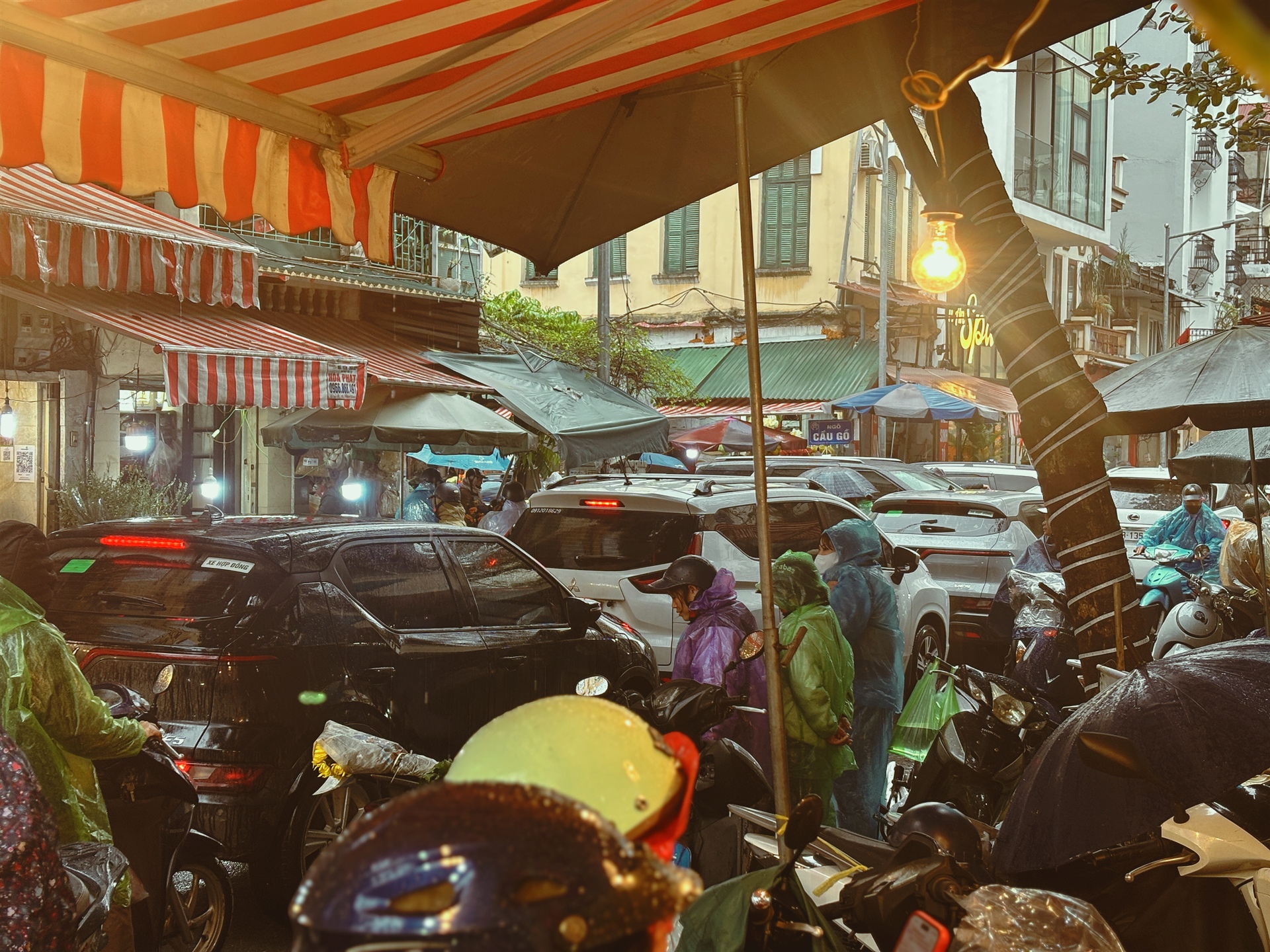 Ng&agrave;y 22 th&aacute;ng Chạp: Chợ H&agrave;ng B&egrave; đ&ocirc;ng kh&ocirc;ng lối tho&aacute;t bất chấp mưa r&eacute;t, "điểm n&oacute;ng" vẫn l&agrave; khu h&agrave;ng g&agrave; luộc!- Ảnh 1.