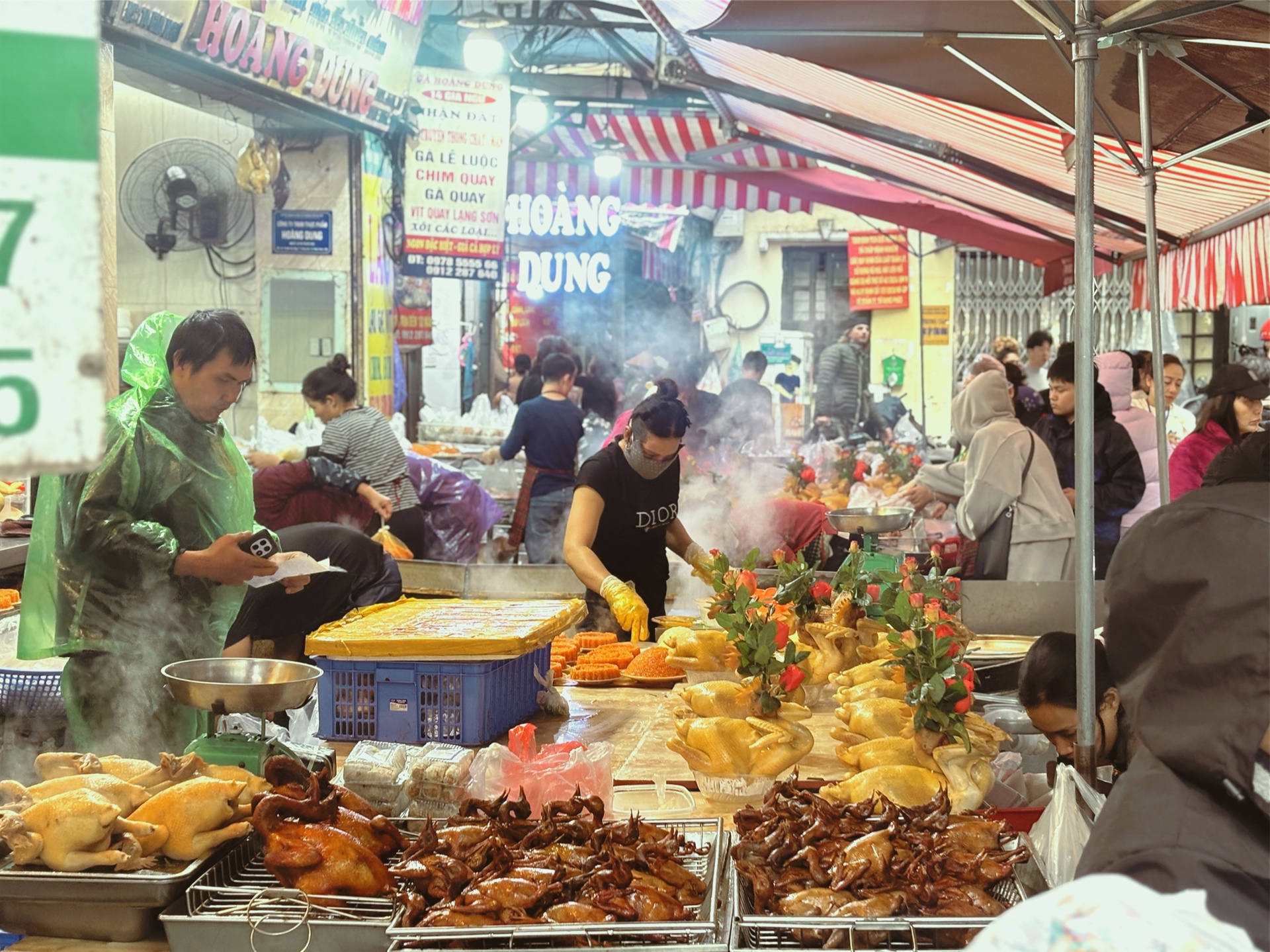 Ng&agrave;y 22 th&aacute;ng Chạp: Chợ H&agrave;ng B&egrave; đ&ocirc;ng kh&ocirc;ng lối tho&aacute;t bất chấp mưa r&eacute;t, "điểm n&oacute;ng" vẫn l&agrave; khu h&agrave;ng g&agrave; luộc!- Ảnh 5.
