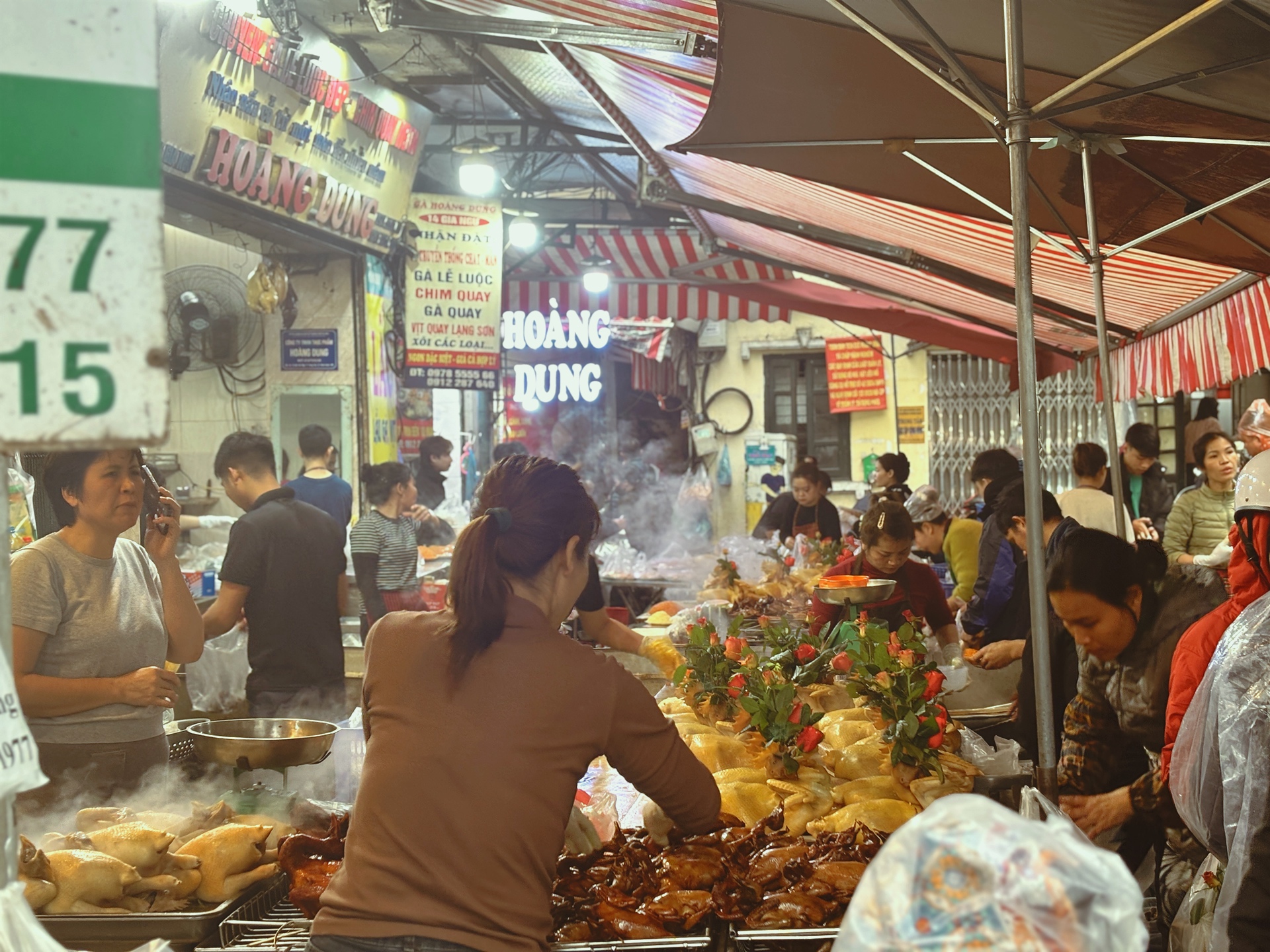 Ng&agrave;y 22 th&aacute;ng Chạp: Chợ H&agrave;ng B&egrave; đ&ocirc;ng kh&ocirc;ng lối tho&aacute;t bất chấp mưa r&eacute;t, "điểm n&oacute;ng" vẫn l&agrave; khu h&agrave;ng g&agrave; luộc!- Ảnh 6.