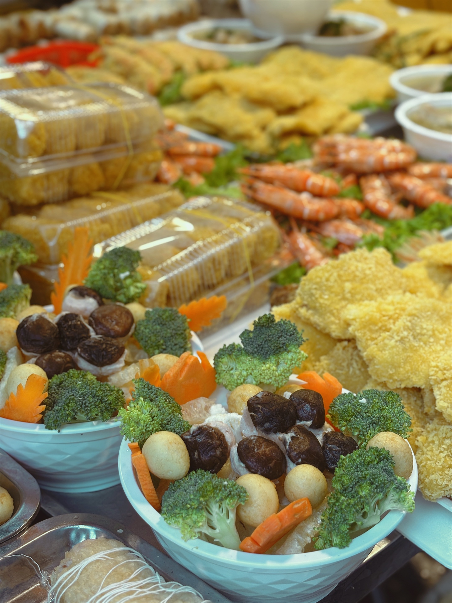 Ng&agrave;y 22 th&aacute;ng Chạp: Chợ H&agrave;ng B&egrave; đ&ocirc;ng kh&ocirc;ng lối tho&aacute;t bất chấp mưa r&eacute;t, "điểm n&oacute;ng" vẫn l&agrave; khu h&agrave;ng g&agrave; luộc!- Ảnh 4.