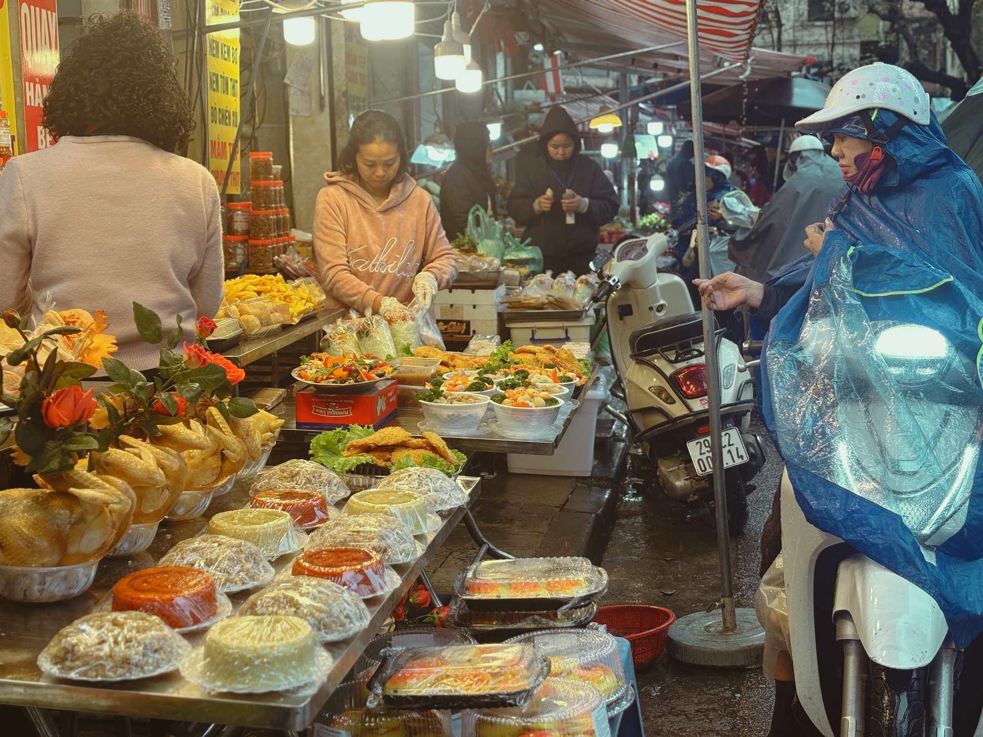 Ng&agrave;y 22 th&aacute;ng Chạp: Chợ H&agrave;ng B&egrave; đ&ocirc;ng kh&ocirc;ng lối tho&aacute;t bất chấp mưa r&eacute;t, "điểm n&oacute;ng" vẫn l&agrave; khu h&agrave;ng g&agrave; luộc!- Ảnh 3.