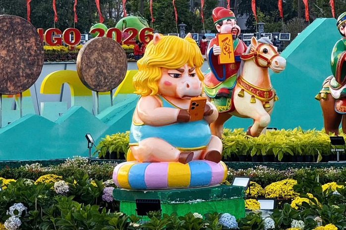 Linh vật ngựa cầm iPhone &ldquo;g&acirc;y b&atilde;o&rdquo; ở Quy Nhơn: T&aacute;c giả l&yacute; giải điều bất ngờ- Ảnh 1.