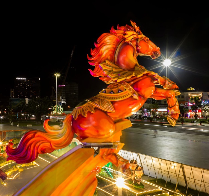 Linh vật ngựa cầm iPhone &ldquo;g&acirc;y b&atilde;o&rdquo; ở Quy Nhơn: T&aacute;c giả l&yacute; giải điều bất ngờ- Ảnh 5.