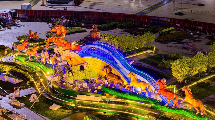 Linh vật ngựa cầm iPhone &ldquo;g&acirc;y b&atilde;o&rdquo; ở Quy Nhơn: T&aacute;c giả l&yacute; giải điều bất ngờ- Ảnh 6.