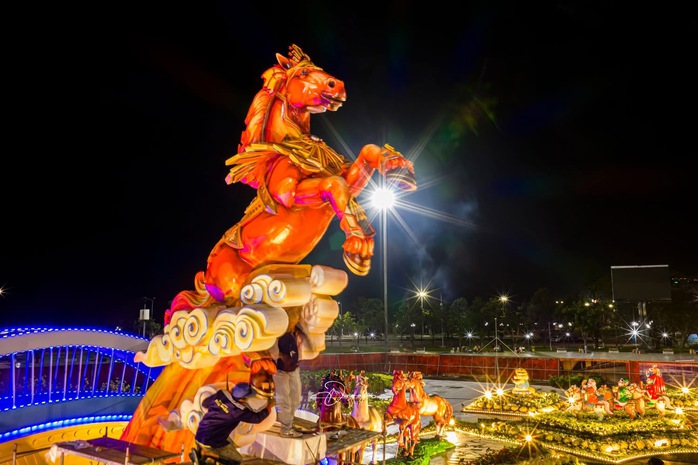 Linh vật ngựa cầm iPhone &ldquo;g&acirc;y b&atilde;o&rdquo; ở Quy Nhơn: T&aacute;c giả l&yacute; giải điều bất ngờ- Ảnh 7.