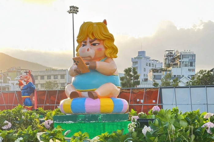 Linh vật ngựa cầm iPhone &ldquo;g&acirc;y b&atilde;o&rdquo; ở Quy Nhơn: T&aacute;c giả l&yacute; giải điều bất ngờ- Ảnh 8.