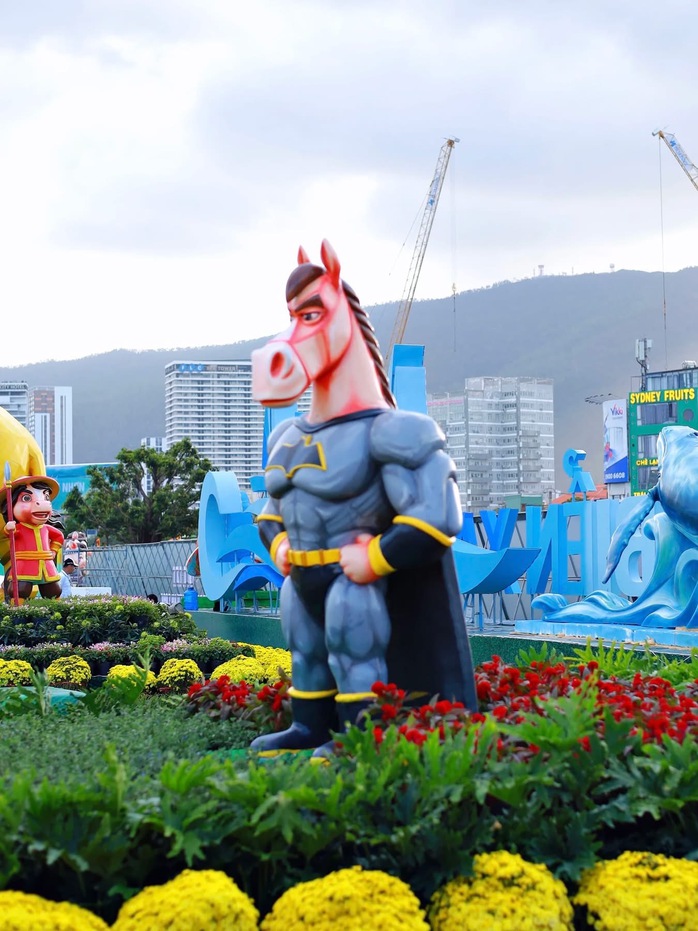 Linh vật ngựa cầm iPhone &ldquo;g&acirc;y b&atilde;o&rdquo; ở Quy Nhơn: T&aacute;c giả l&yacute; giải điều bất ngờ- Ảnh 12.