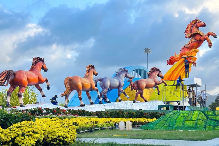 Linh vật ngựa cầm iPhone &ldquo;g&acirc;y b&atilde;o&rdquo; ở Quy Nhơn: T&aacute;c giả l&yacute; giải điều bất ngờ- Ảnh 14.