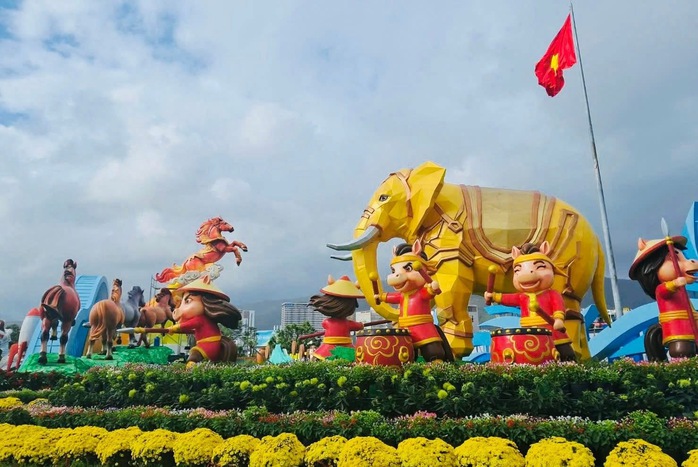 Linh vật ngựa cầm iPhone &ldquo;g&acirc;y b&atilde;o&rdquo; ở Quy Nhơn: T&aacute;c giả l&yacute; giải điều bất ngờ- Ảnh 24.