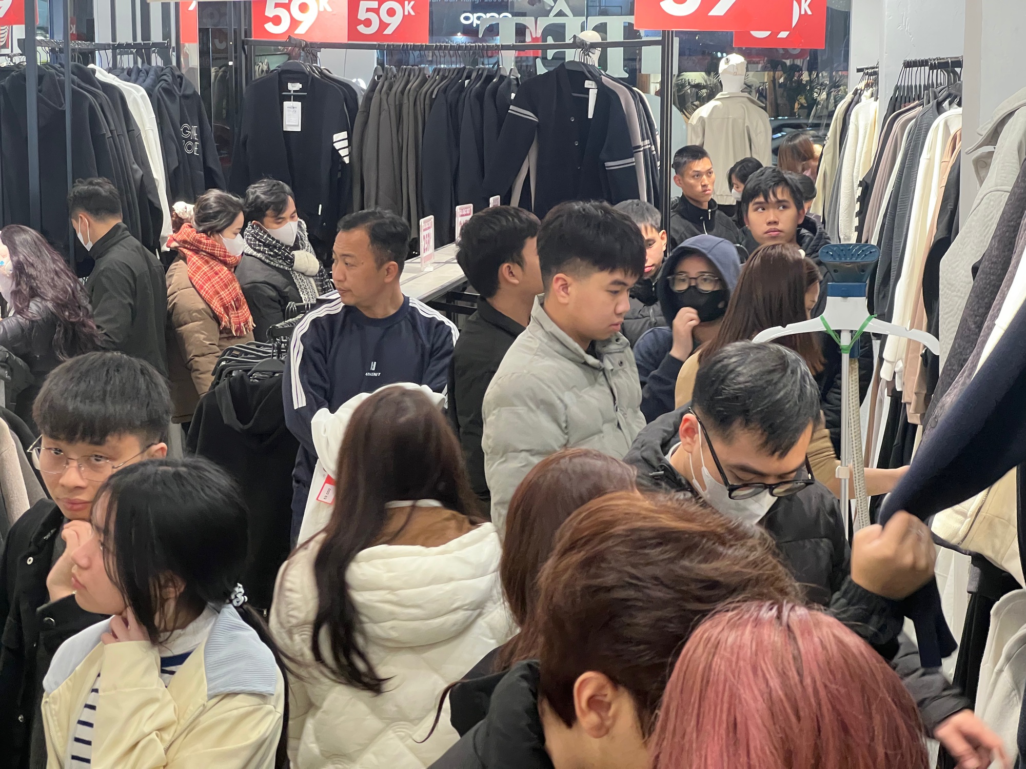 Cảnh tượng lạ tr&ecirc;n phố H&agrave; Nội tối mưa r&eacute;t 10 độ, xe m&aacute;y xếp chật k&iacute;n vỉa h&egrave;- Ảnh 5.