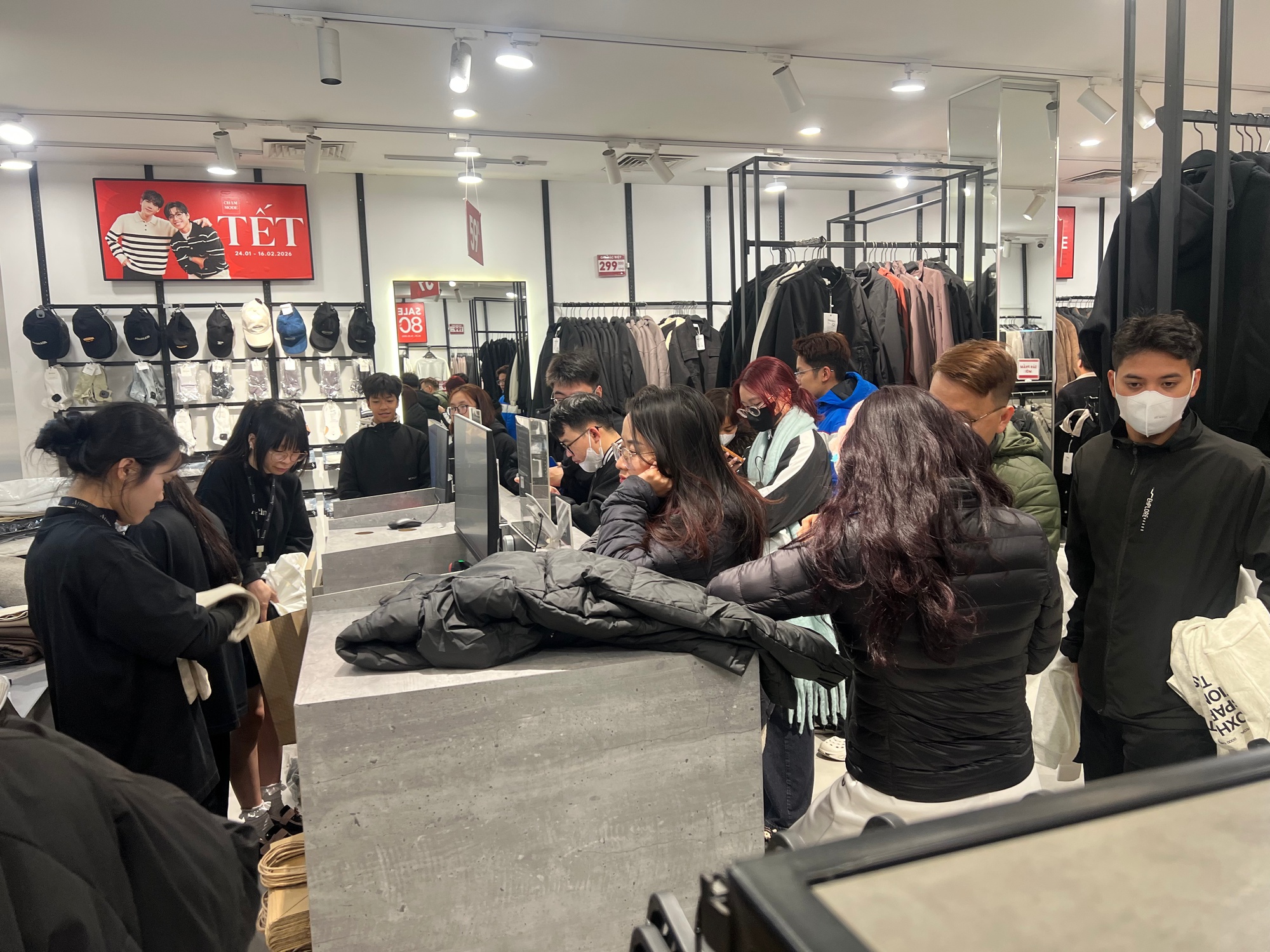 Cảnh tượng lạ tr&ecirc;n phố H&agrave; Nội tối mưa r&eacute;t 10 độ, xe m&aacute;y xếp chật k&iacute;n vỉa h&egrave;- Ảnh 7.