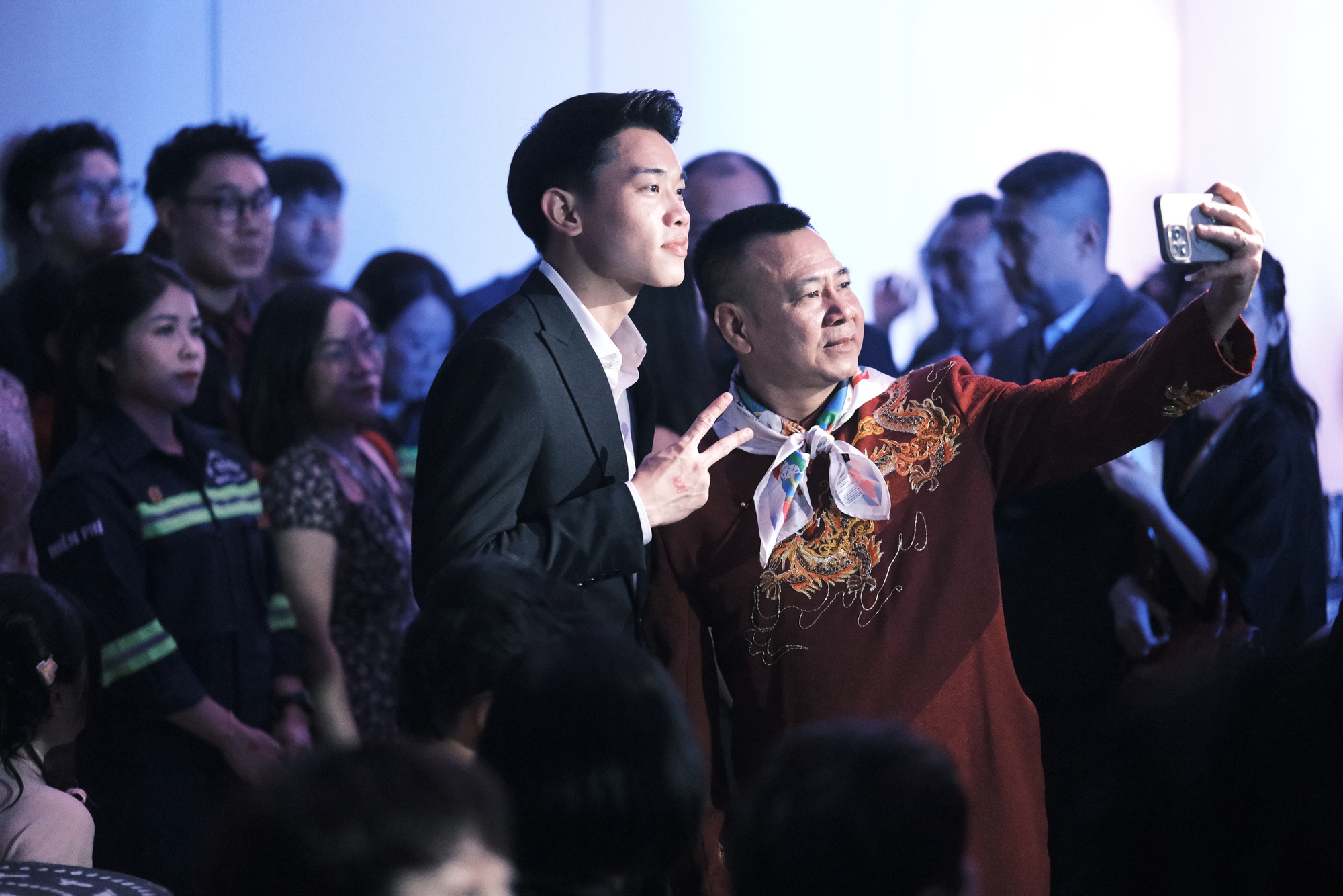 Đ&igrave;nh Bắc g&acirc;y sốt với nhan sắc vạn người m&ecirc;, hot rần rần ở WeChoice Awards nhưng bị soi ra điểm chung 