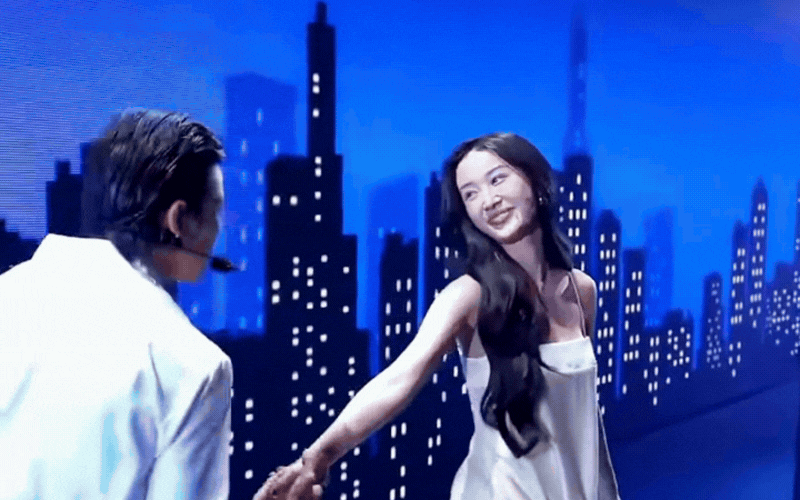 Kh&ocirc;ng thể rời mắt trước m&agrave;n kết hợp n&agrave;y: Mỹ nh&acirc;n quyến rũ nhất Việt Nam khiến &ldquo;kho b&aacute;u&rdquo; th&ecirc;m phần ngọt ng&agrave;o, tuyệt đối điện ảnh- Ảnh 4.