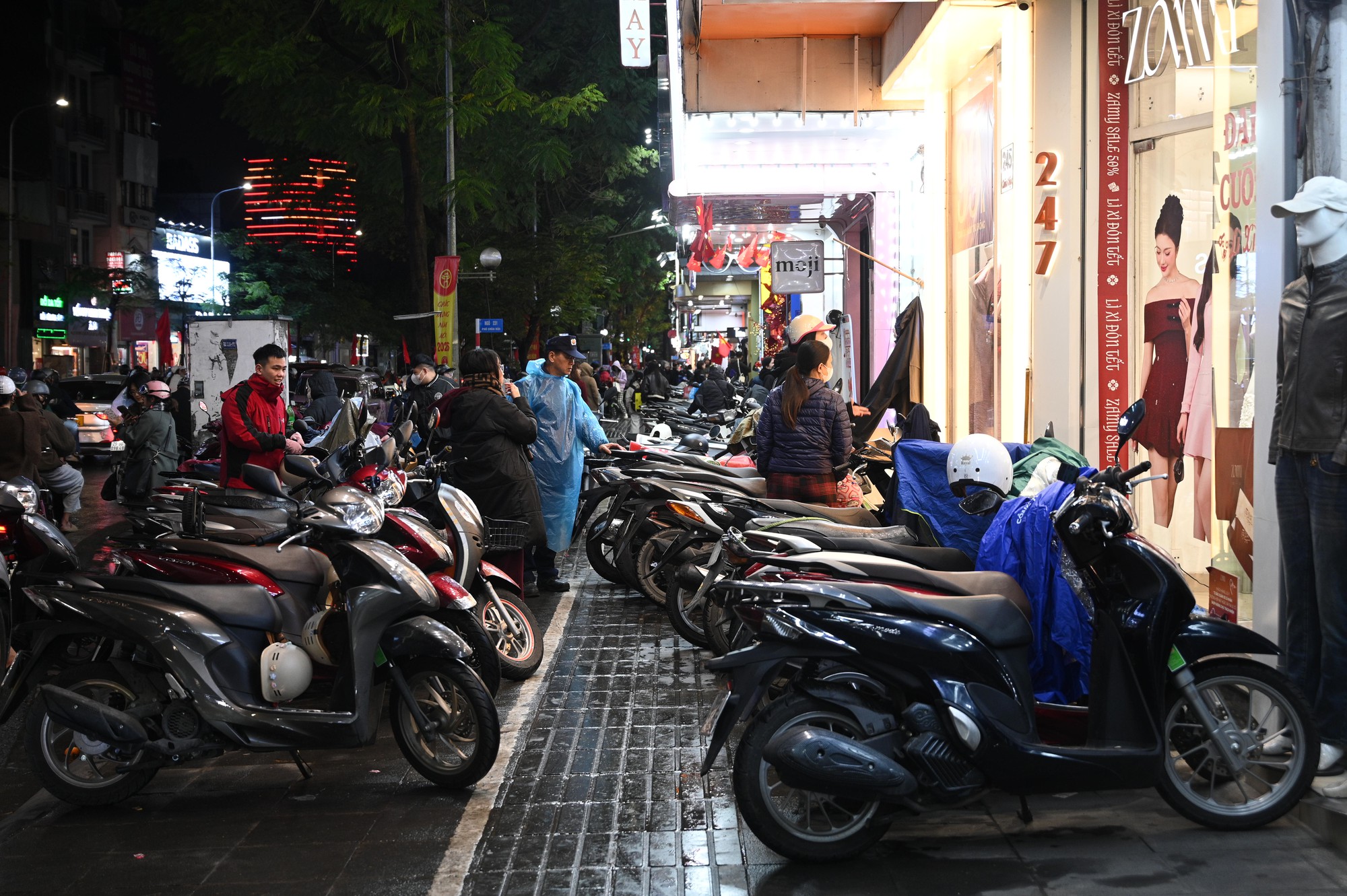 Cảnh tượng lạ tr&ecirc;n phố H&agrave; Nội tối mưa r&eacute;t 10 độ, xe m&aacute;y xếp chật k&iacute;n vỉa h&egrave;- Ảnh 3.