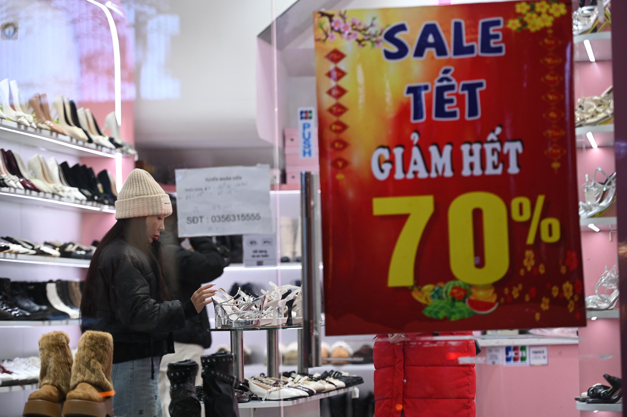 Cảnh tượng lạ tr&ecirc;n phố H&agrave; Nội tối mưa r&eacute;t 10 độ, xe m&aacute;y xếp chật k&iacute;n vỉa h&egrave;- Ảnh 8.