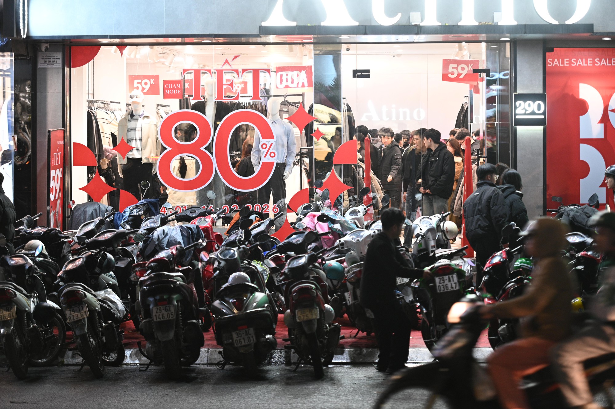 Cảnh tượng lạ tr&ecirc;n phố H&agrave; Nội tối mưa r&eacute;t 10 độ, xe m&aacute;y xếp chật k&iacute;n vỉa h&egrave;- Ảnh 2.