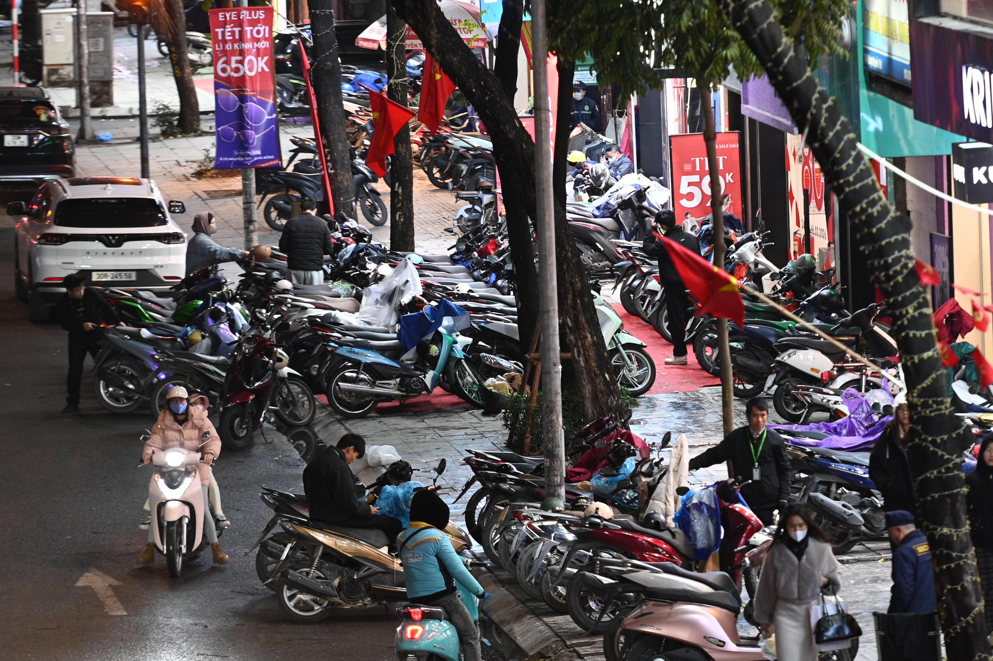 Cảnh tượng lạ tr&ecirc;n phố H&agrave; Nội tối mưa r&eacute;t 10 độ, xe m&aacute;y xếp chật k&iacute;n vỉa h&egrave;- Ảnh 1.