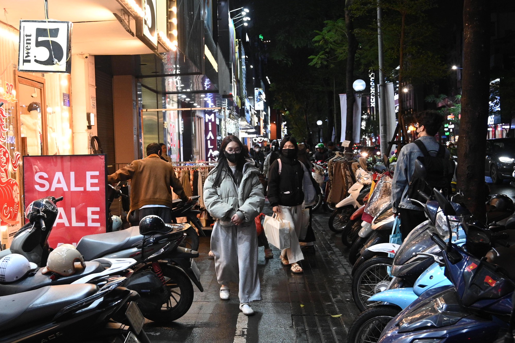 Cảnh tượng lạ tr&ecirc;n phố H&agrave; Nội tối mưa r&eacute;t 10 độ, xe m&aacute;y xếp chật k&iacute;n vỉa h&egrave;- Ảnh 11.