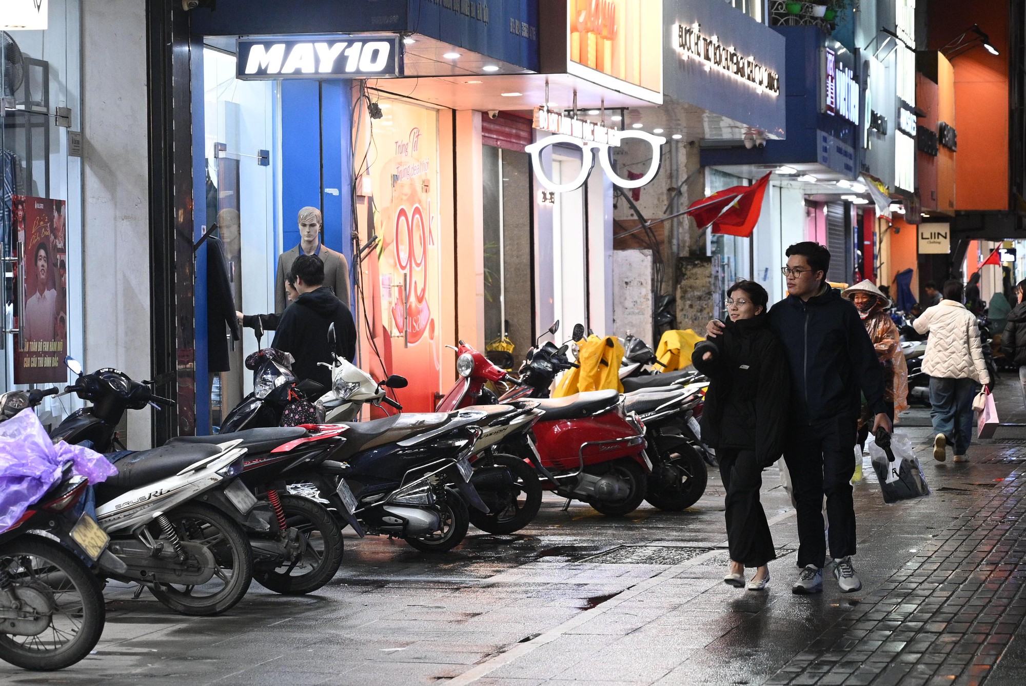 Cảnh tượng lạ tr&ecirc;n phố H&agrave; Nội tối mưa r&eacute;t 10 độ, xe m&aacute;y xếp chật k&iacute;n vỉa h&egrave;- Ảnh 12.