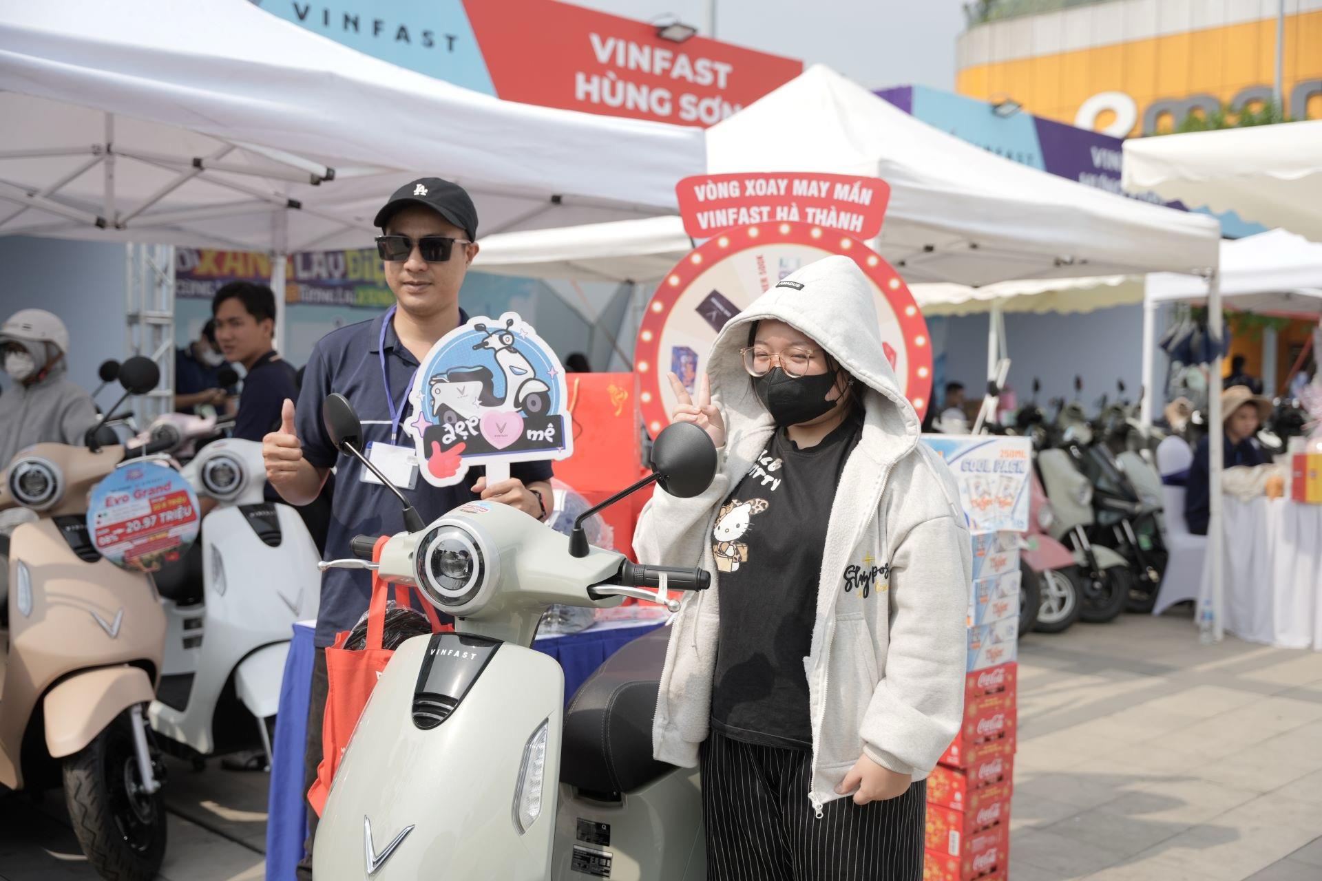 Sự kiện “Đổi xăng lấy điện” tại TP.HCM: Khách hàng mang 2 xe xăng đổi lấy xe điện VinFast về đi Tết- Ảnh 2.